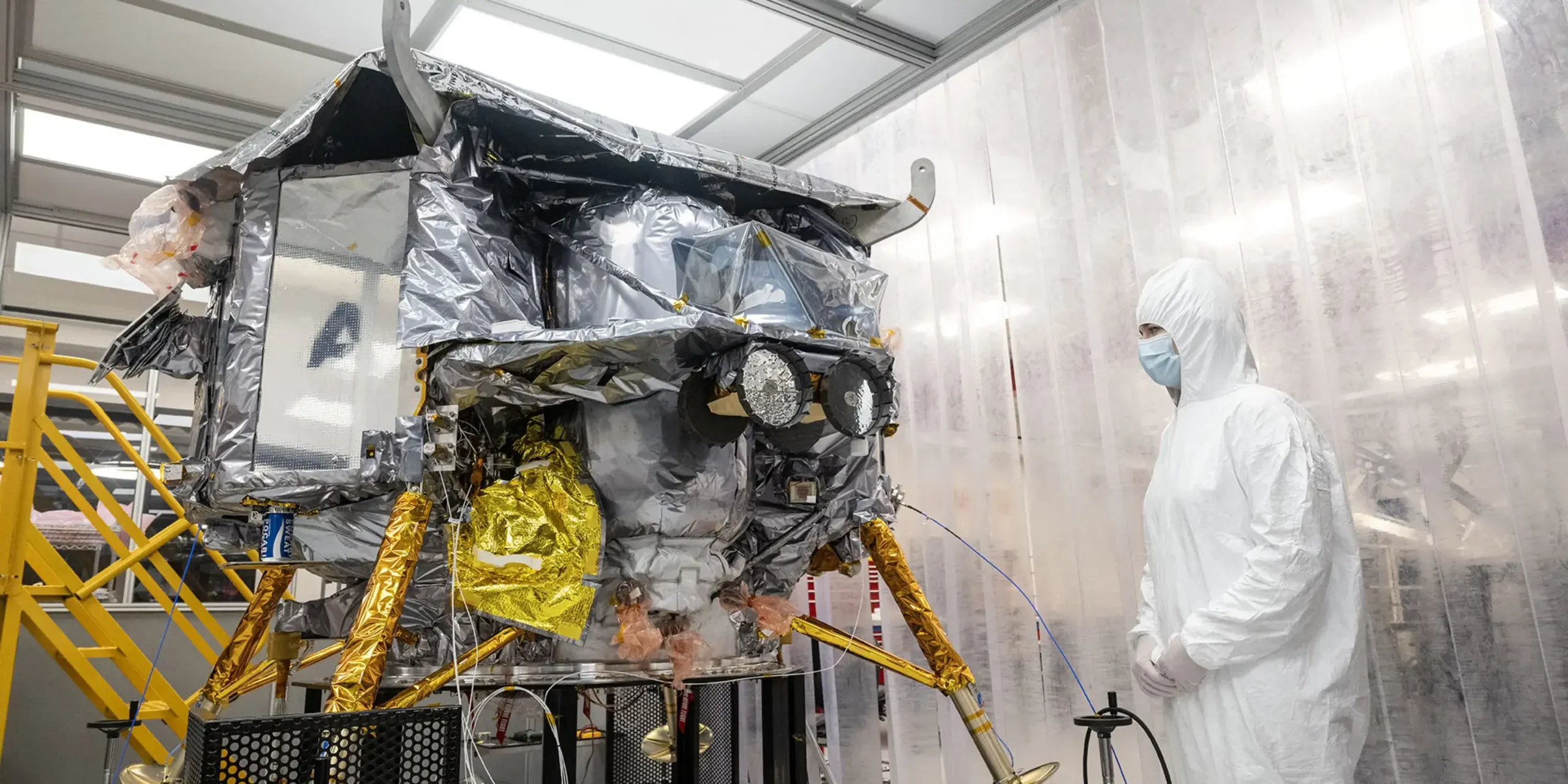 ภาพถ่ายยาน Peregrine ระหว่างการติดตั้งสัมภาระต่าง ๆ เช่น หุ่นยนต์ IRIS Rover ของ CMU