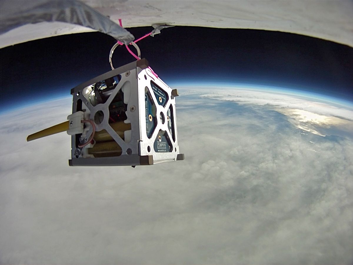 ภาพขณะที่กำลังปล่อยดาวเทียม Phonesat จากบอลลูนสูง ที่มา NASA