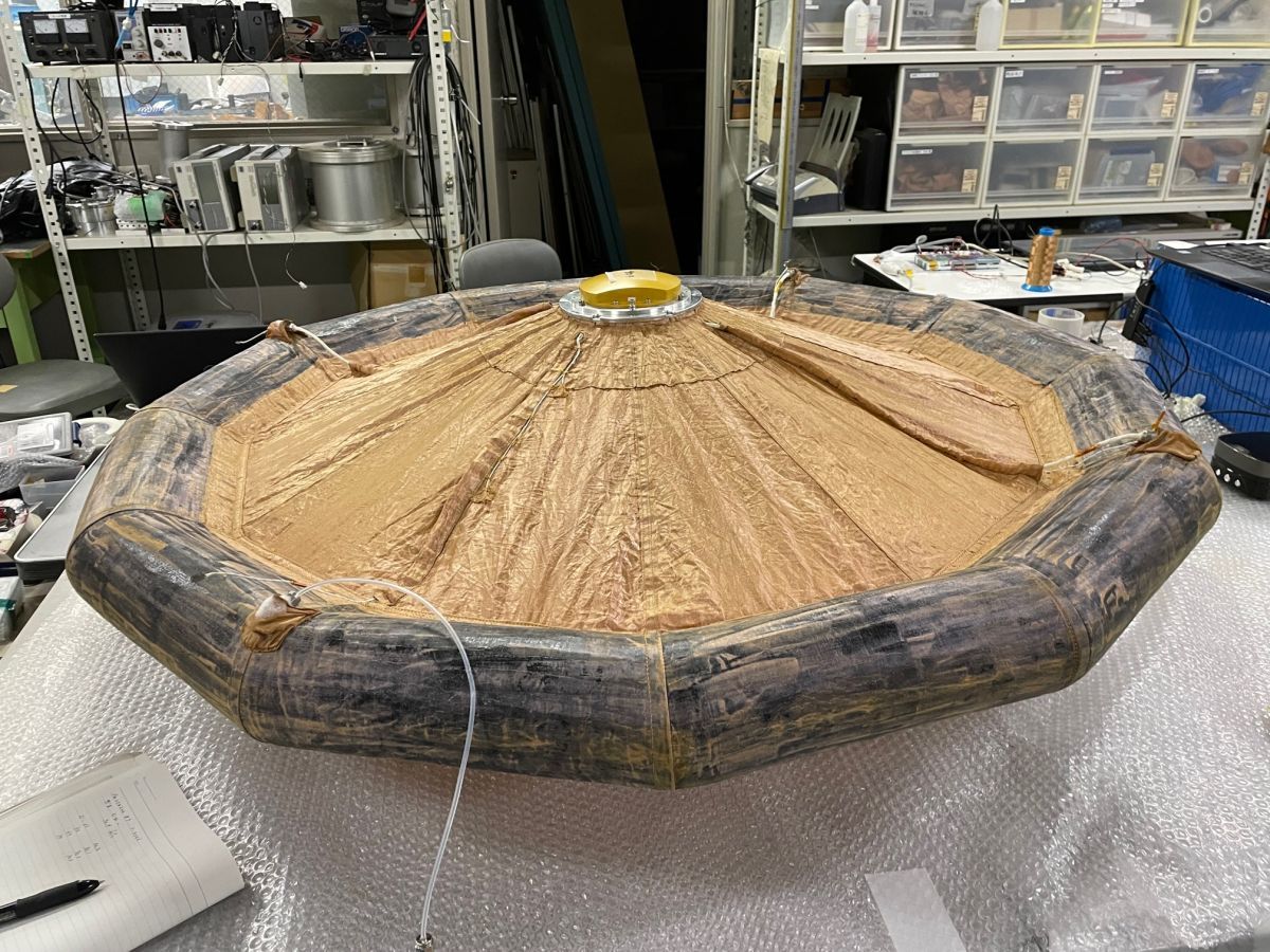 ภาพถ่ายโล่กันความร้อนในโครงการ Reentry and recovery module with deployable Aeroshell Technology for Sounding rocket experiment (RATS) ของ JAXA ในห้องปฏิบัติการ ภาพจาก JAXA