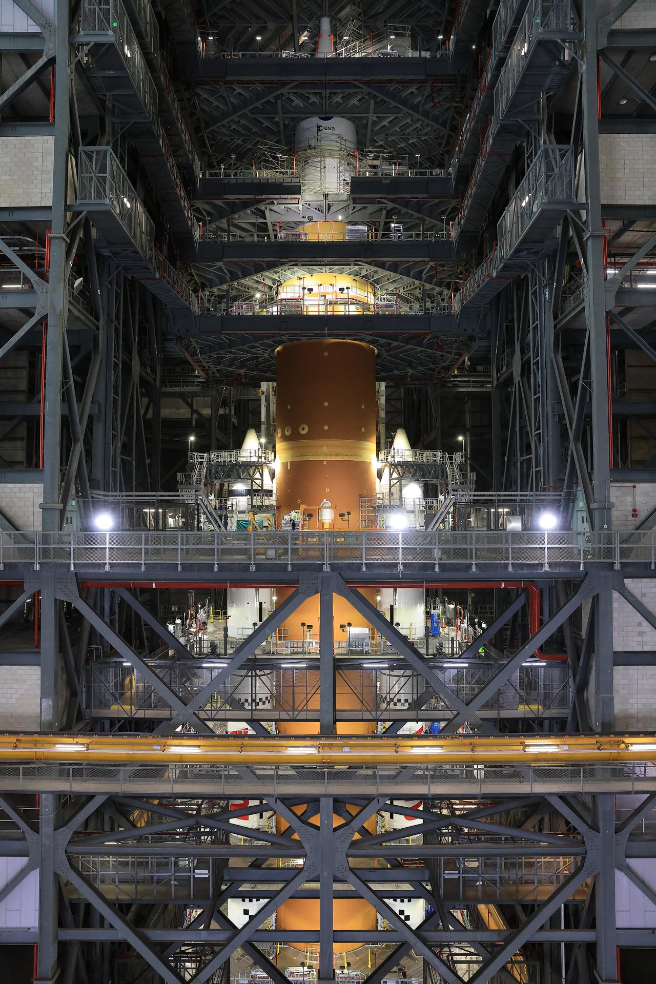 ภาพจรวด SLS ของเที่ยวบิน Artemis II ที่เสร็จสมบูรณ์ภายในอาคาร VAB ภาพจาก NASA