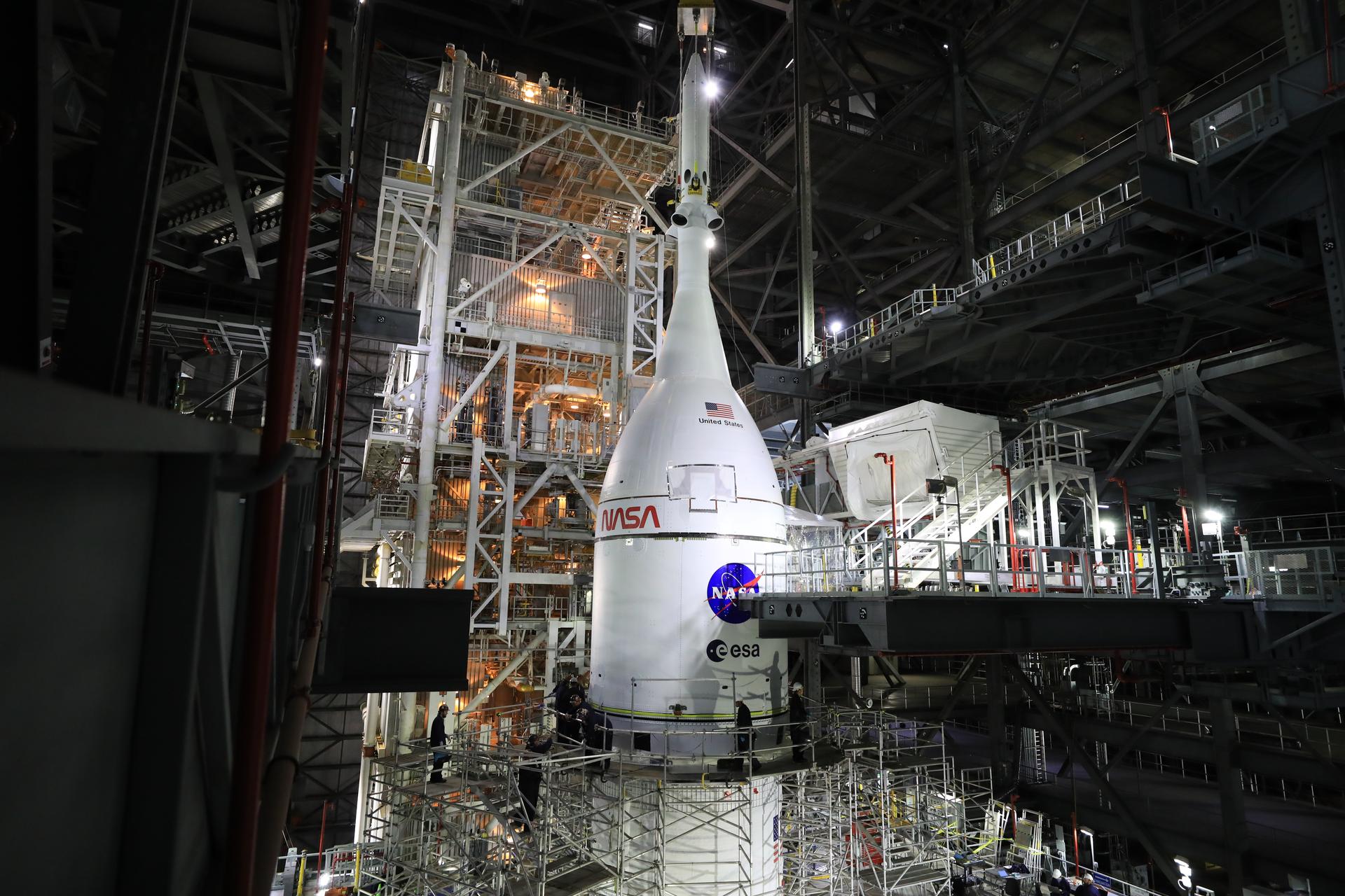 ภาพการประกอบส่วนยอดสุดของจรวด SLS ด้วยยานโอไรออนเป็นอันเสร็จสิ้นการประกอบจรวด SLS ในเที่ยวบิน Aretmis II แล้ว ภาพจาก NASA