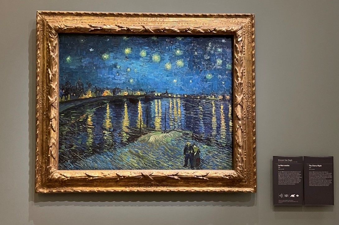 La Nuit étoilée หรือ The Starry Night อีกเวอร์ชันหนึ่งซึ่งวาดในปี 1888 ปัจจุบันจัดแสดงที่พิพิธภัณฑ์ Musée d’Orsay ในปารีส [ภาพโดยผู้เขียน เมื่อปี 2022]