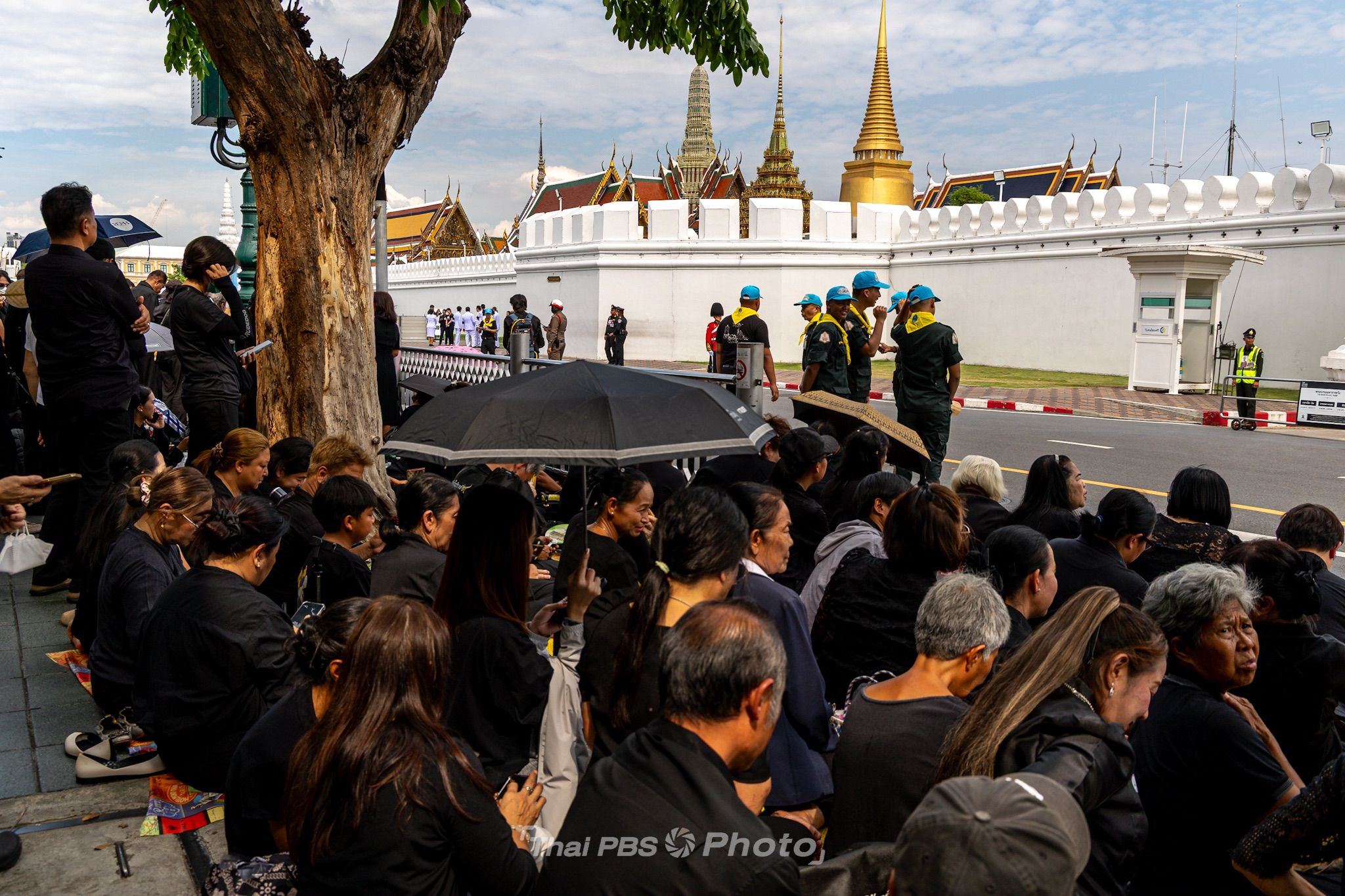 ประชาชนรอแสดงความอาลัย ขบวนเคลื่อนพระศพ "เจ้าฟ้าพัชรกิติยาภาฯ" บริเวณ "ประตูวิเศษไชยศรี" เนืองแน่น เมื่อวันที่ 13 มิ.ย. 69