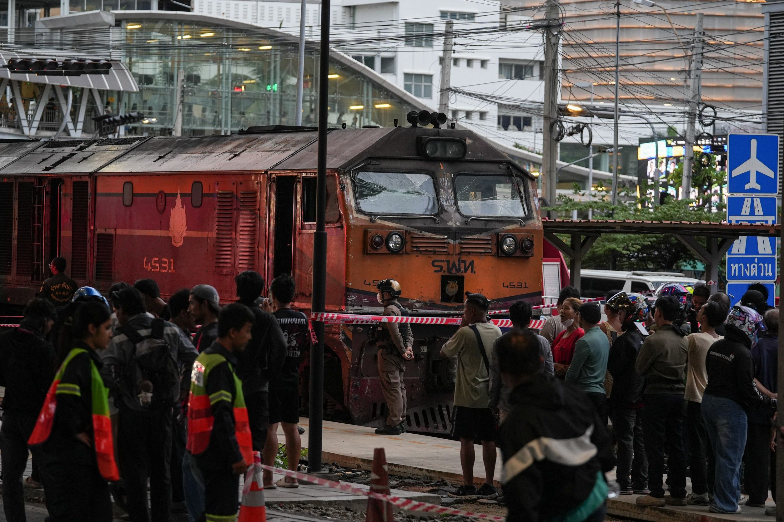 อุบัติเหตุรถไฟชนรถเมล์ที่แยกอโศก เมื่อวันที่ 16 พ.ค. 69 : ภาพจากช่างภาพ Thai PBS