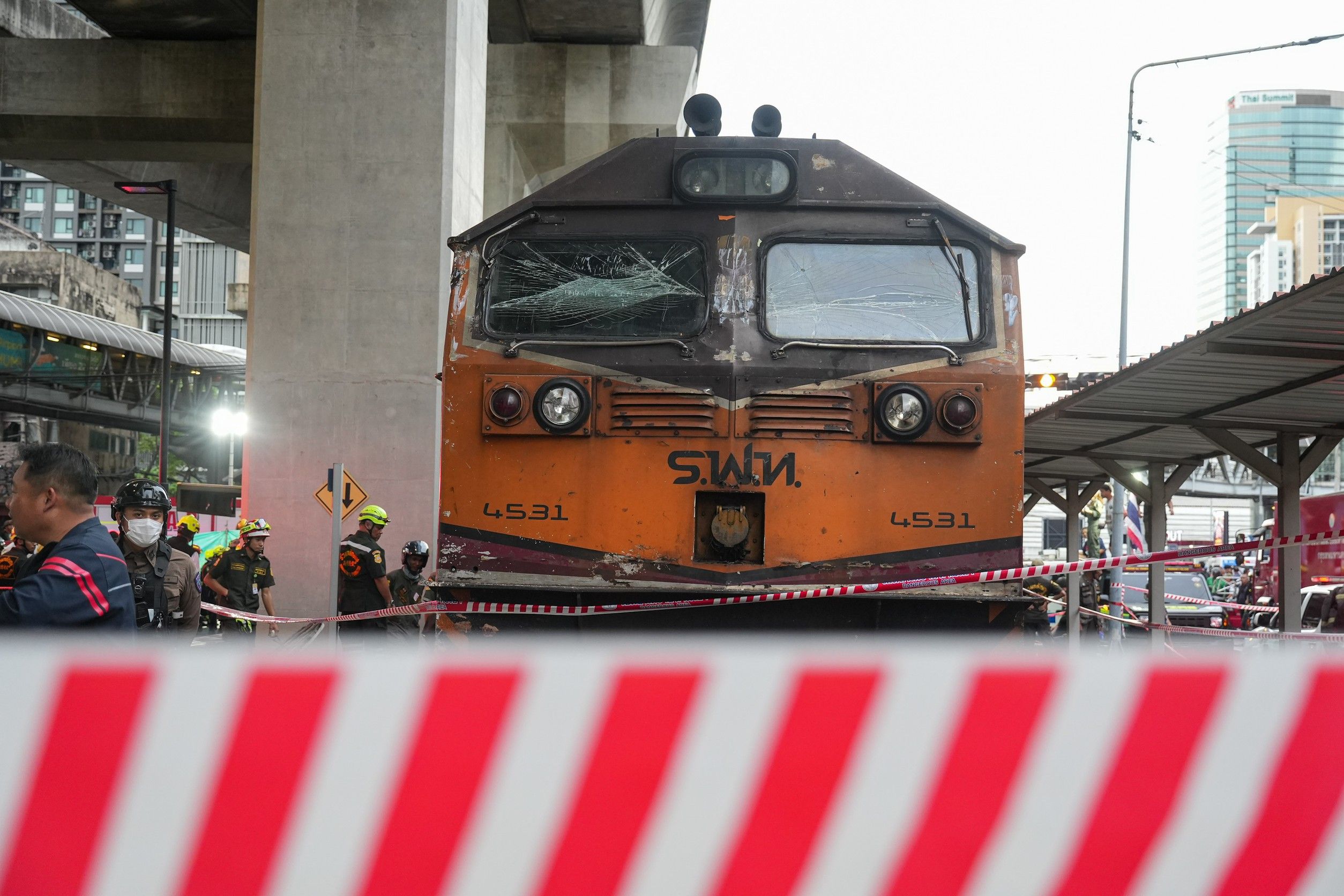 อุบัติเหตุรถไฟชนรถเมล์ที่แยกอโศก เมื่อวันที่ 16 พ.ค. 69 : ภาพจากช่างภาพ Thai PBS