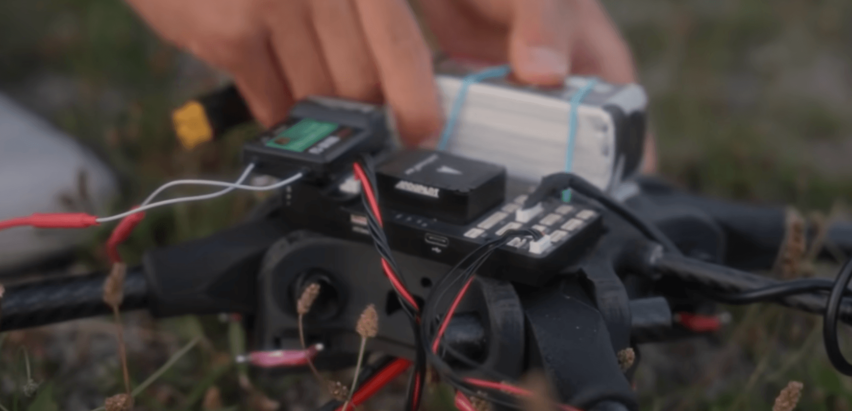 การติดตั้งอุปกรณ์ของ ร่มบินได้ ที่มีระบบเซนเซอร์ และ GPS