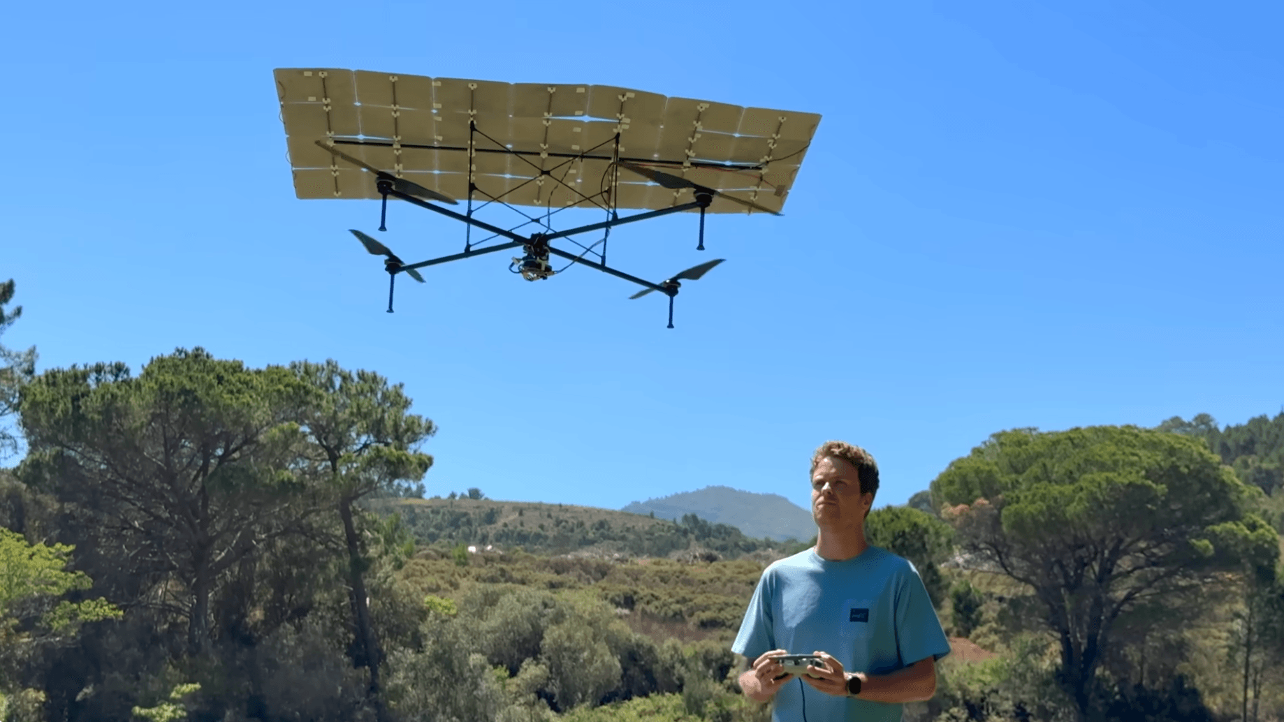 Luke Bell ทดสอบบินโดรนพลังงานโซลาร์เซลล์