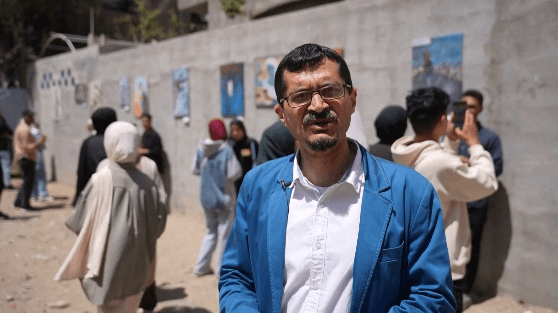 กาเนม อัล-ดิน ศิลปินและผู้ร่วมจัดงานงานแสดงศิลปะในฉนวนกาซา (ภาพ: AP)