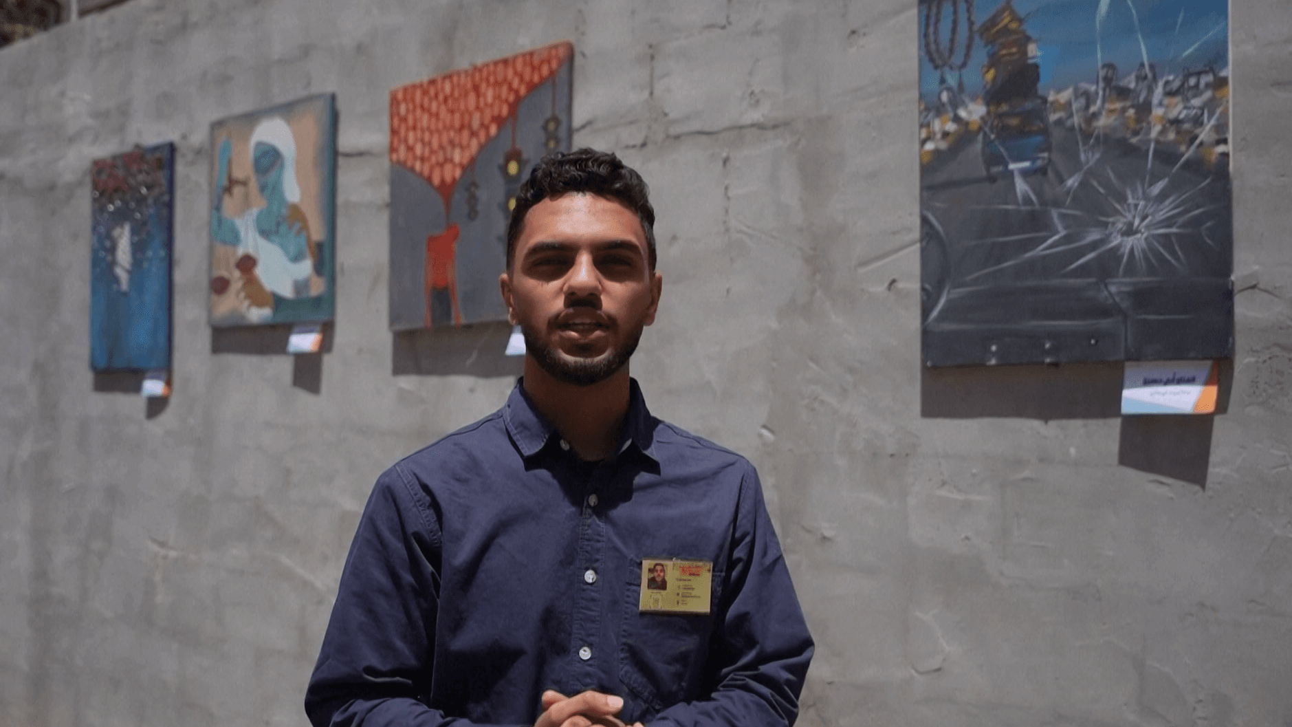 โอเบย์ อัล-การ์ชาลี ศิลปินอีกคนในฉนวนกาซา กับผลงานของเขาด้านขวามือ (ภาพ: AP)