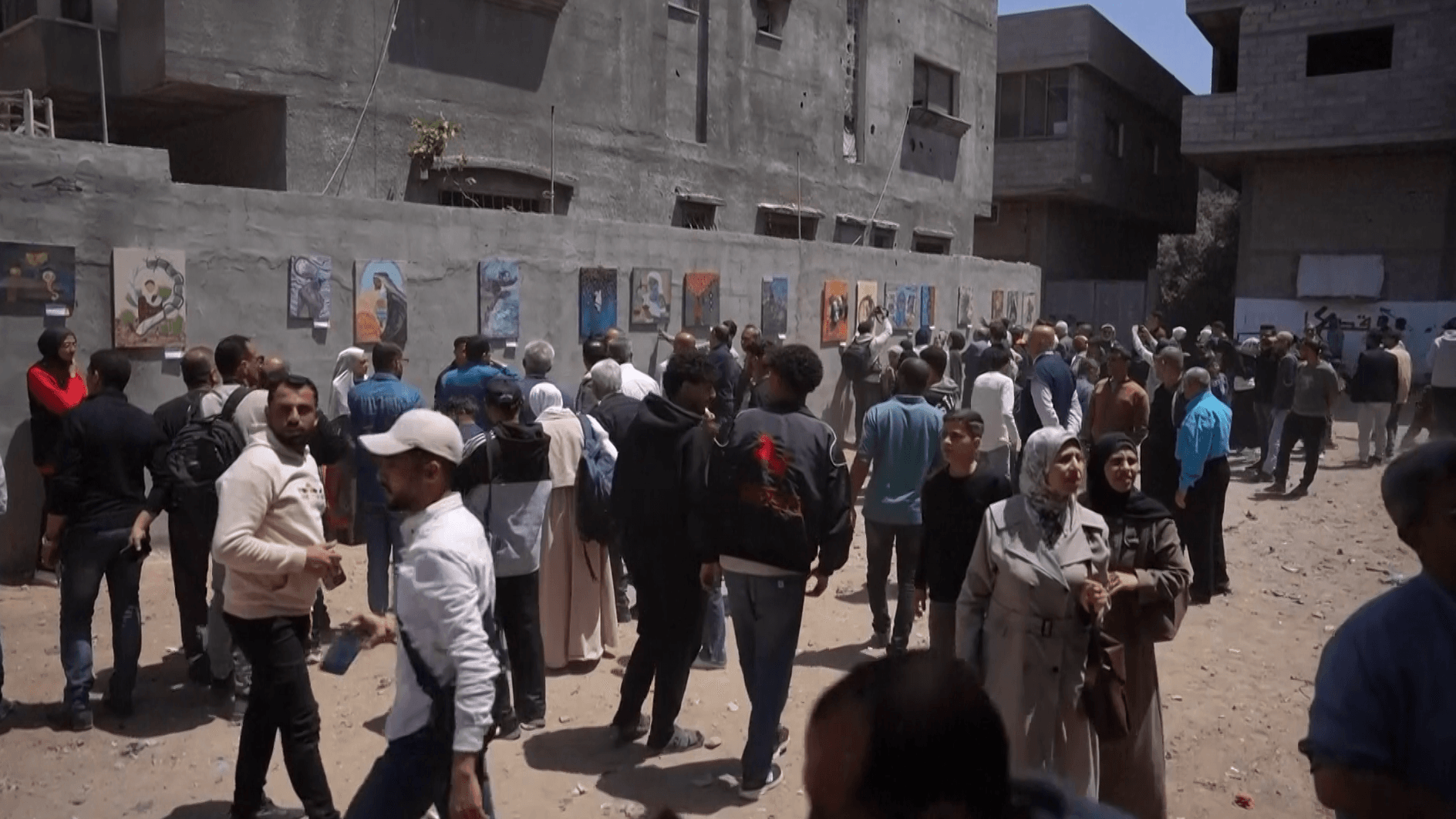 บรรยากาศนิทรรศการศิลปะที่ค่ายผู้อพยพบูเรจ ฉนวนกาซา เมื่อวันที่ 28 เม.ย. 69 (ภาพ: Eyad Baba/AFP)