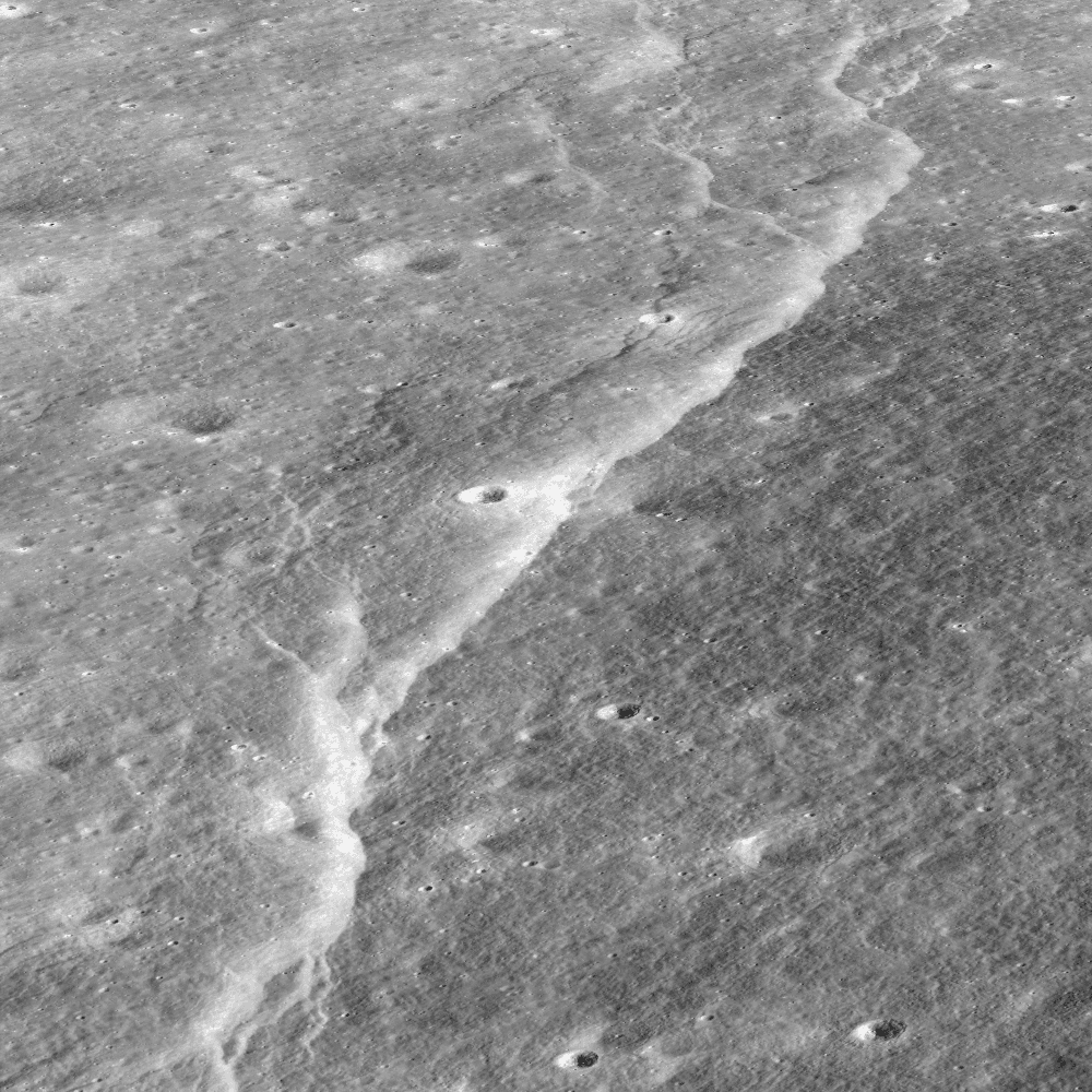 ภาพ Slipher Crater ที่เป็นแนวสันเขาสูง 20 เมตรจากพื้นผิวซึ่งคาดว่าแนวสันเขาเกิดจากแนวรอยเลื่อนและแผ่นดินไหวบนดวงจันทร์ ภาพจาก NASA