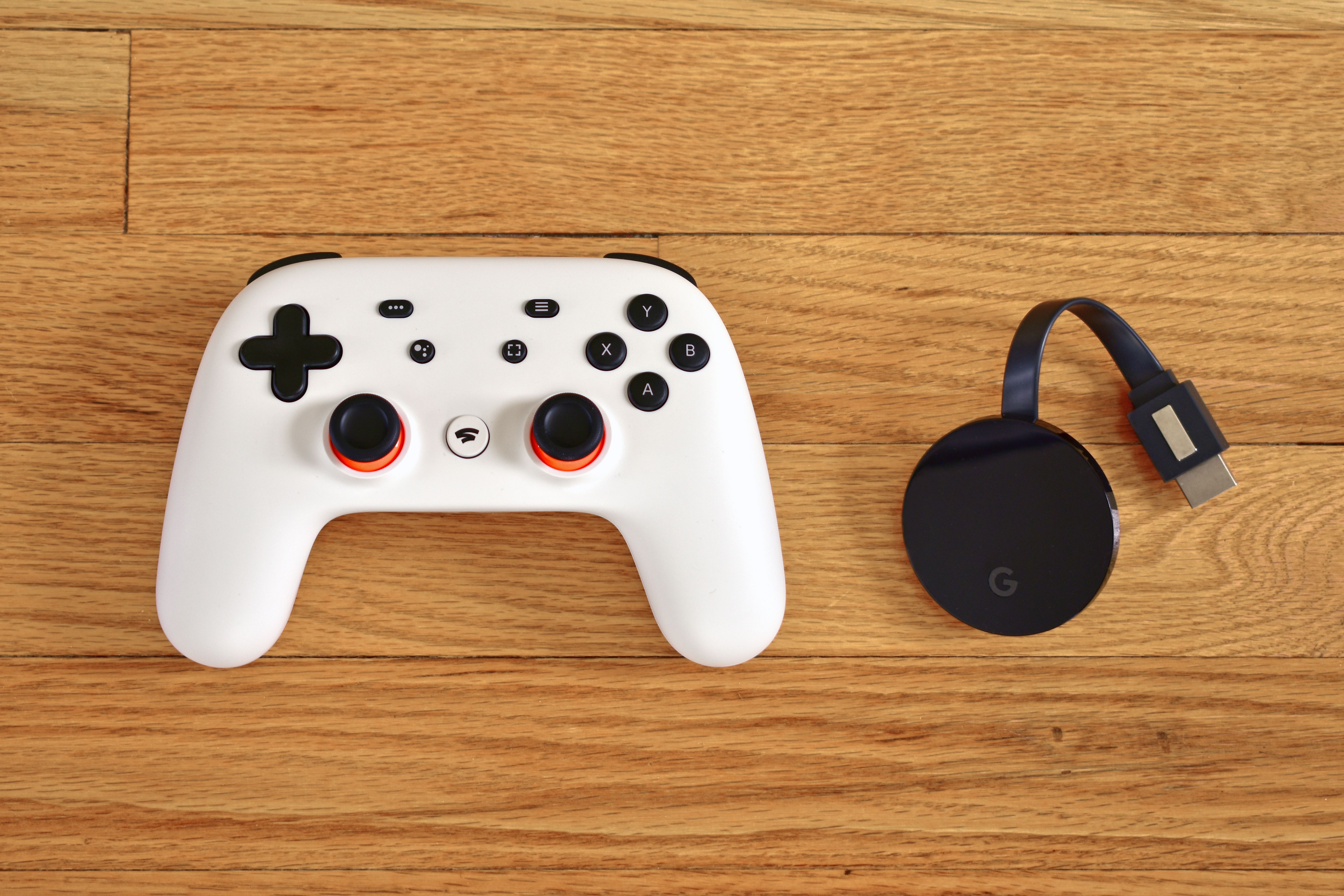 ภาพของจอยคอนโทรล Stadia และ Google Chromecast Ultra ที่ใช้งานร่วมกันบนโทรทัศน์ ซึ่งต่อมาทาง Google ได้ยกเลิกบริการของ Stadia เนื่องจากขาดทุนและไม่มีผู้ใช้งาน ปิดตัว Cloud Gaming จากทาง Google ภาพจาก Y2kcrazy