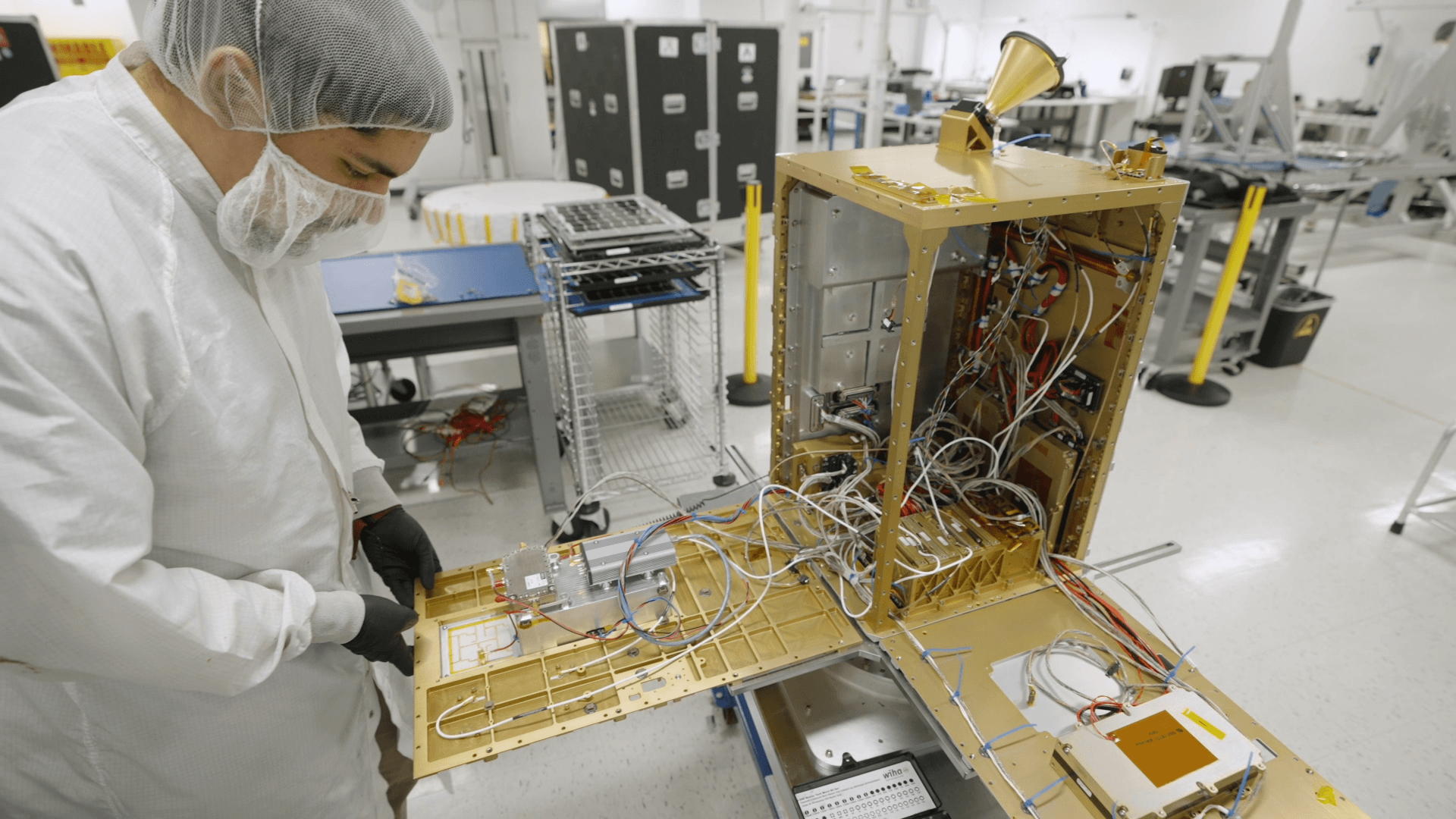 ภาพถ่ายของดาวเทียม Starcloud-1 ขณะทำการประกอบ โดยขนาดของมันเท่ากับตู้เย็นขนาดเล็กหนึ่งตู้ ภาพจาก NvidIa