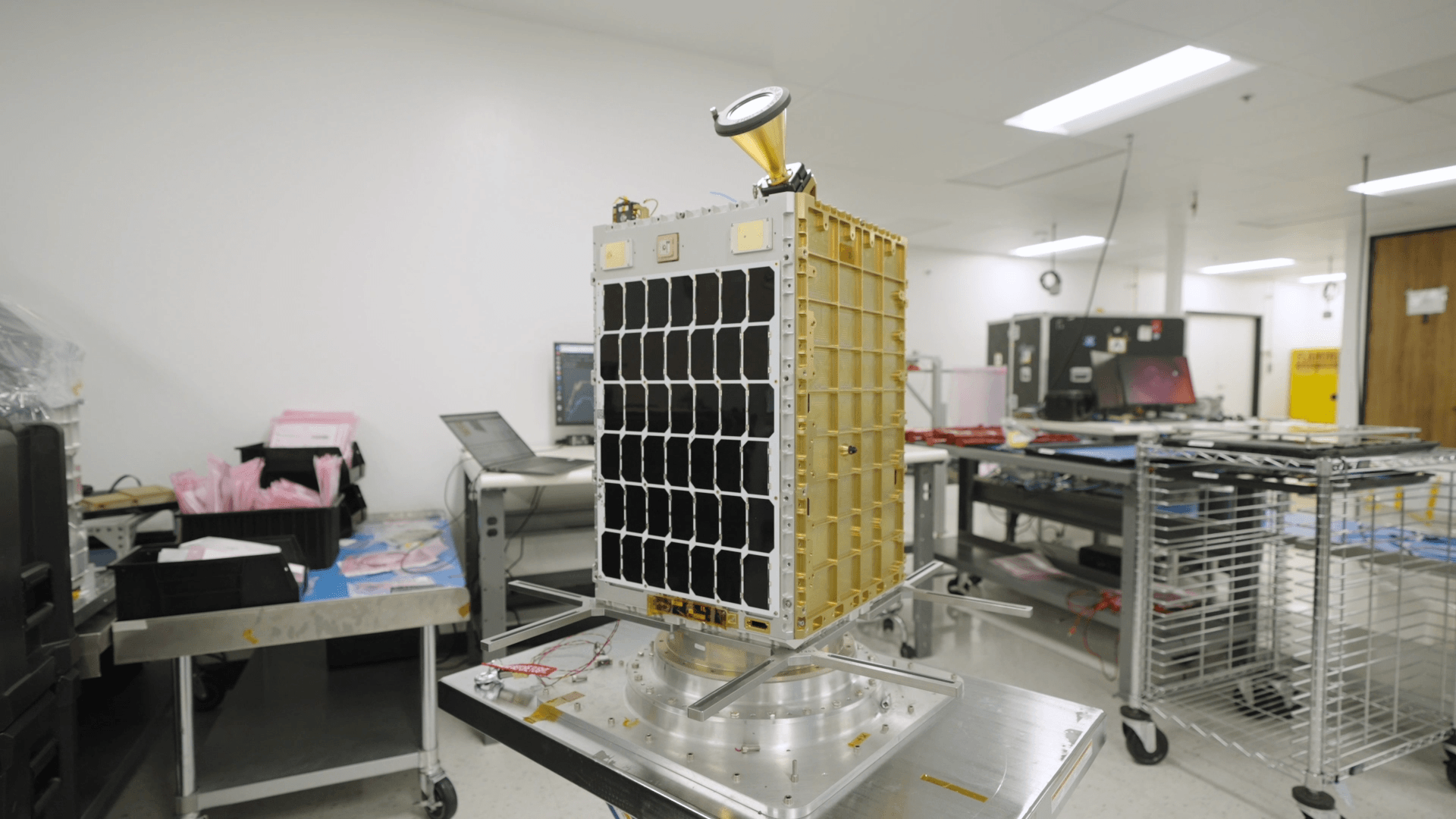 ภาพถ่ายของดาวเทียม Starcloud-1 ที่ประกอบแล้วเสร็จในห้องประกอบ ภาพจาก Nvidia