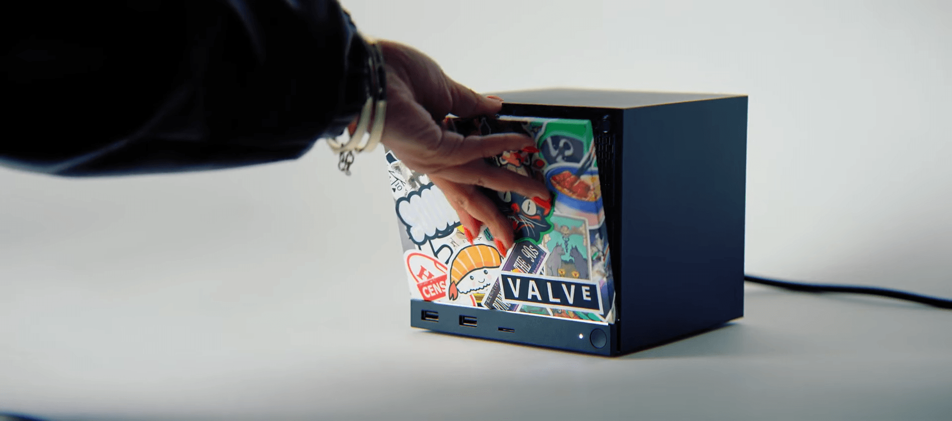 ฝาด้านหน้าของเครื่อง Steam Machine ที่สามารถเปลี่ยนเพื่อความสวยงามหรือติดตั้งหน้าจอเพิ่มเติมได้ ภาพจาก Steam_Valve