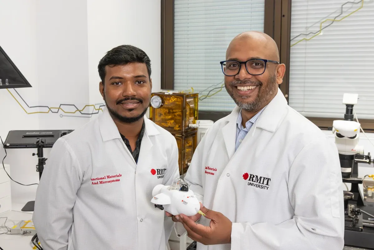 นักวิจัยระดับปริญญาเอก Surya Kanta Ghadei และ ดร. Ataur Rahman ภาพจาก Peter Clarke, RMIT University