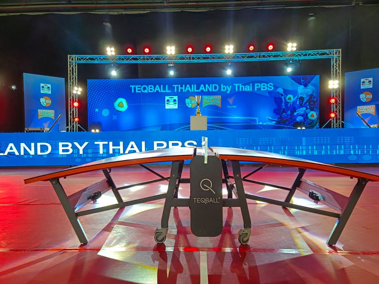 โต๊ะ Teqball ทรงโค้งเฉพาะสำหรับใช้ในการเล่นเทคบอล