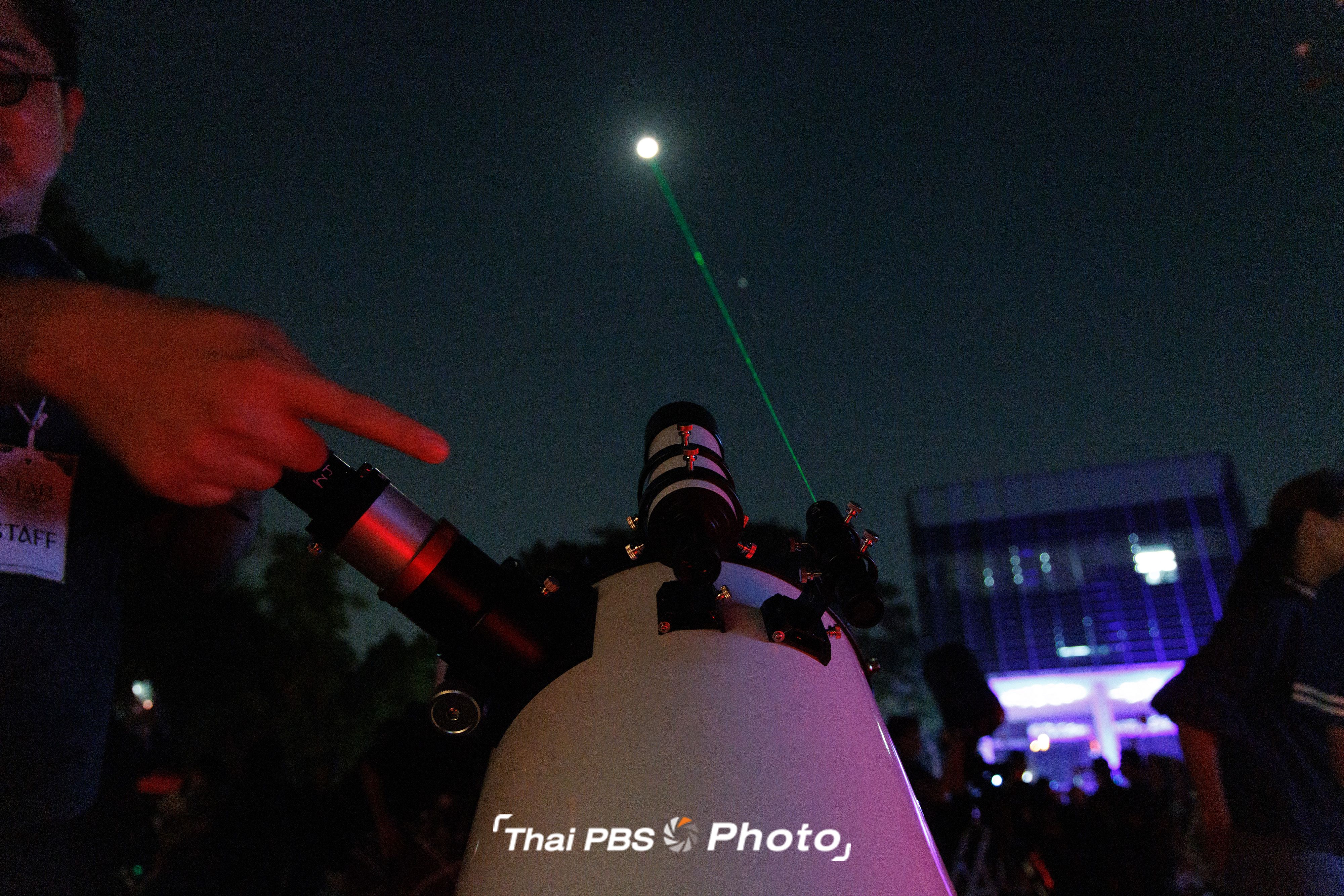 Participants during the 'Hora Star Paradox' stargazing and talk event on January 30, 2026