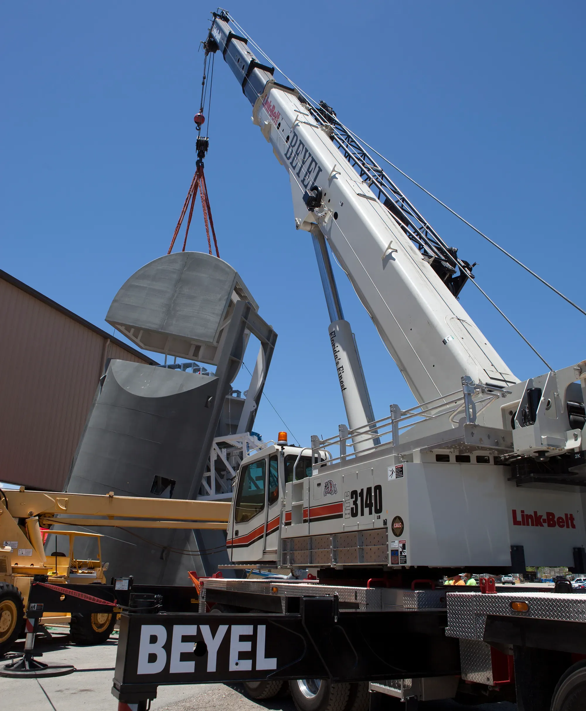 ภาพถ่ายของ Tail Service Mast Umbilicals ที่ใช้ในการเชื่อมต่อเติมเชื้อเพลิงให้จรวด SLS ภาพจาก NASA