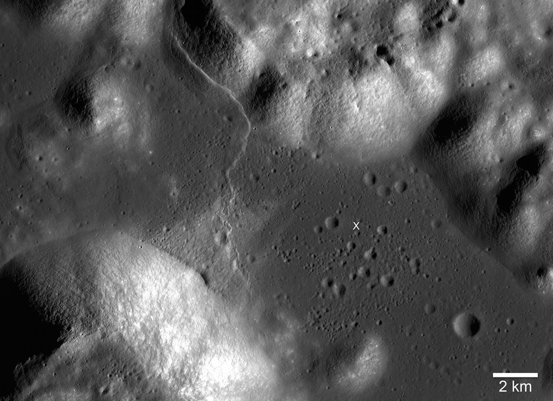 ภาพถ่ายบริเวณแอ่ง Taurus-Littrow ที่ได้จากยาน LRO โดยจะมองเห็น รอยเลื่อน Lee-Lincoln เป็นเส้นอย่างชัดเจนและตำแหน่งกากบาทคือตำแหน่งของก้อนหินที่ถูกเก้บกลับมา ภาพจาก NASA
