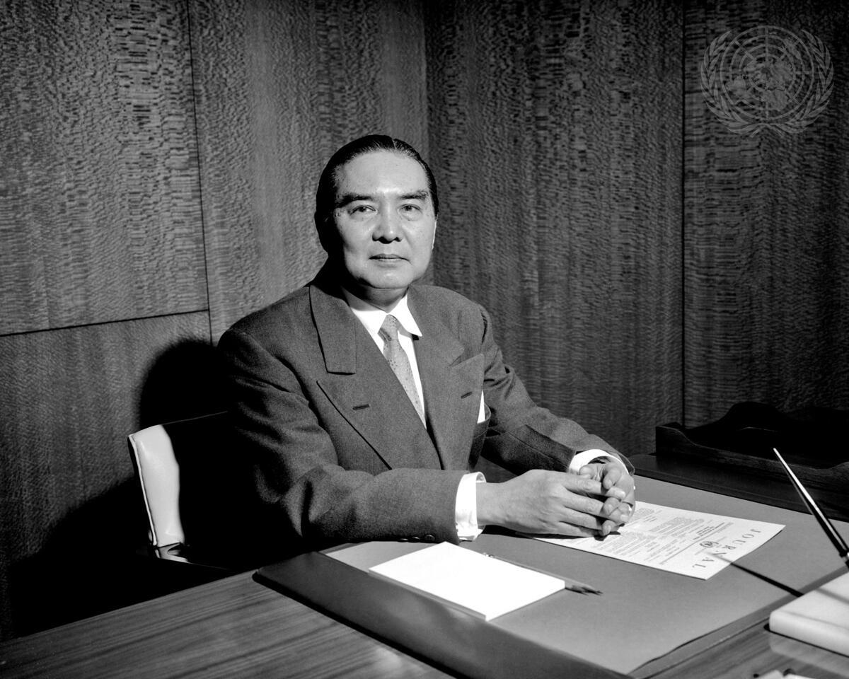 พระเจ้าวรวงศ์เธอ พระองค์เจ้าวรรณไวทยากร กรมหมื่นนราธิปพงศ์ประพันธ์ ในฐานะประธานสมัชชาสหประชาชาติ เมื่อวันที่ 1 มกราคม 1956 (พระรูปโดย: UN Photo)