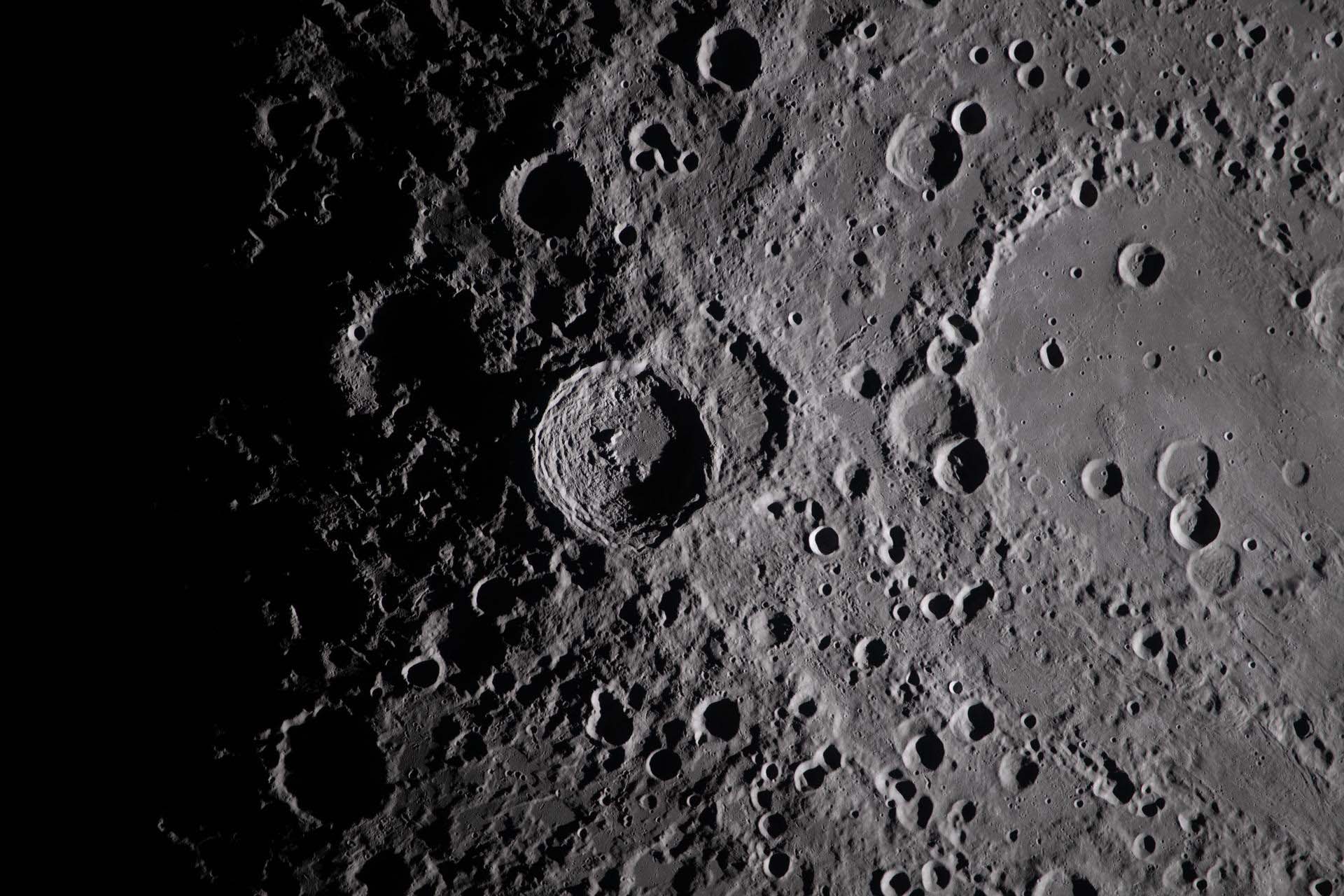 ภาพหลุมอุกกาบาตบนดวงจันทร์จากภารกิจ Artemis 2 ปี 2026