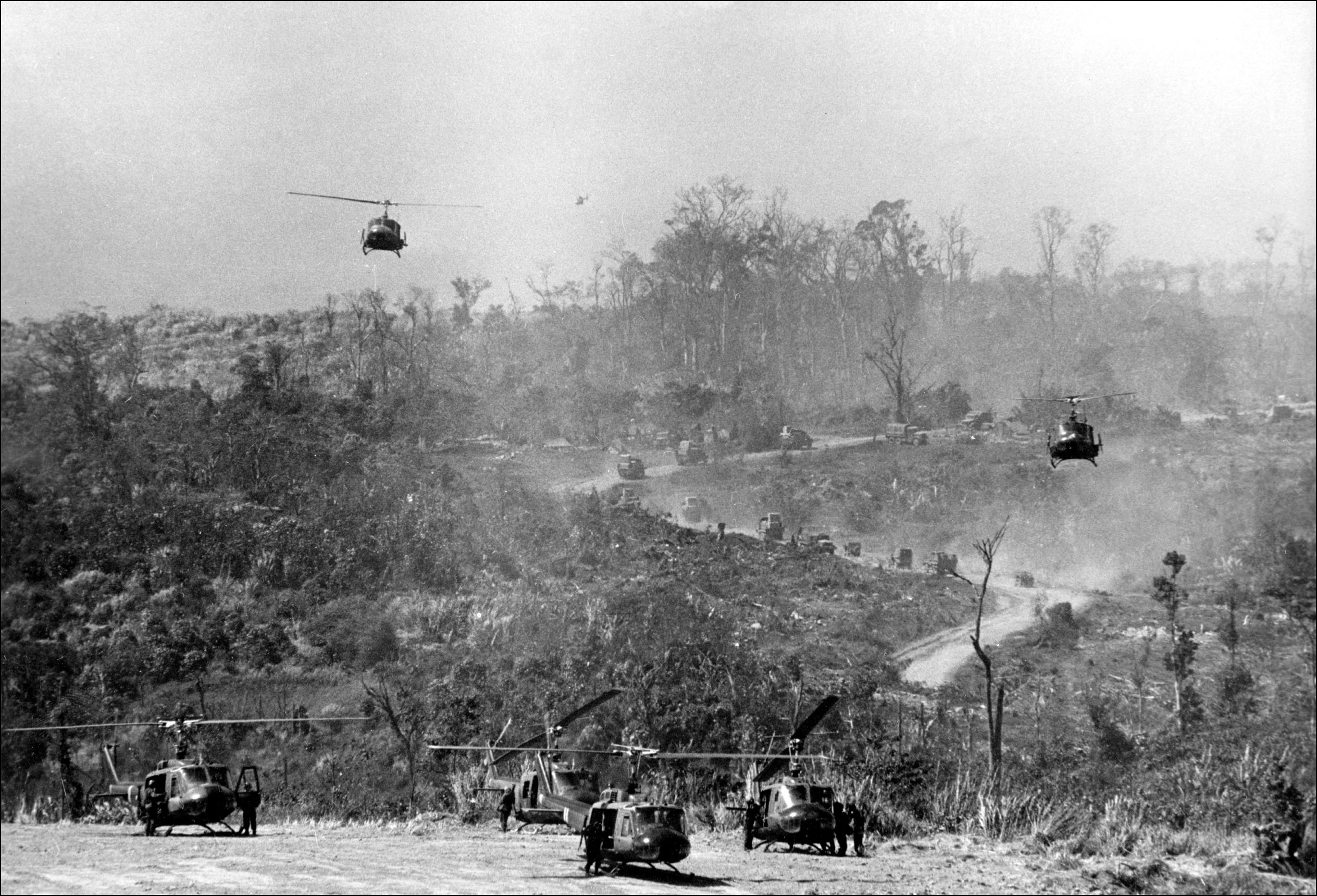 เฮลิคอปเตอร์ของสหรัฐอเมริกาลงจอดบนชายแดนลาว สกัดกั้นกองกำลังบนเส้นทางโฮจิมินห์ (Photo by / AFP)
