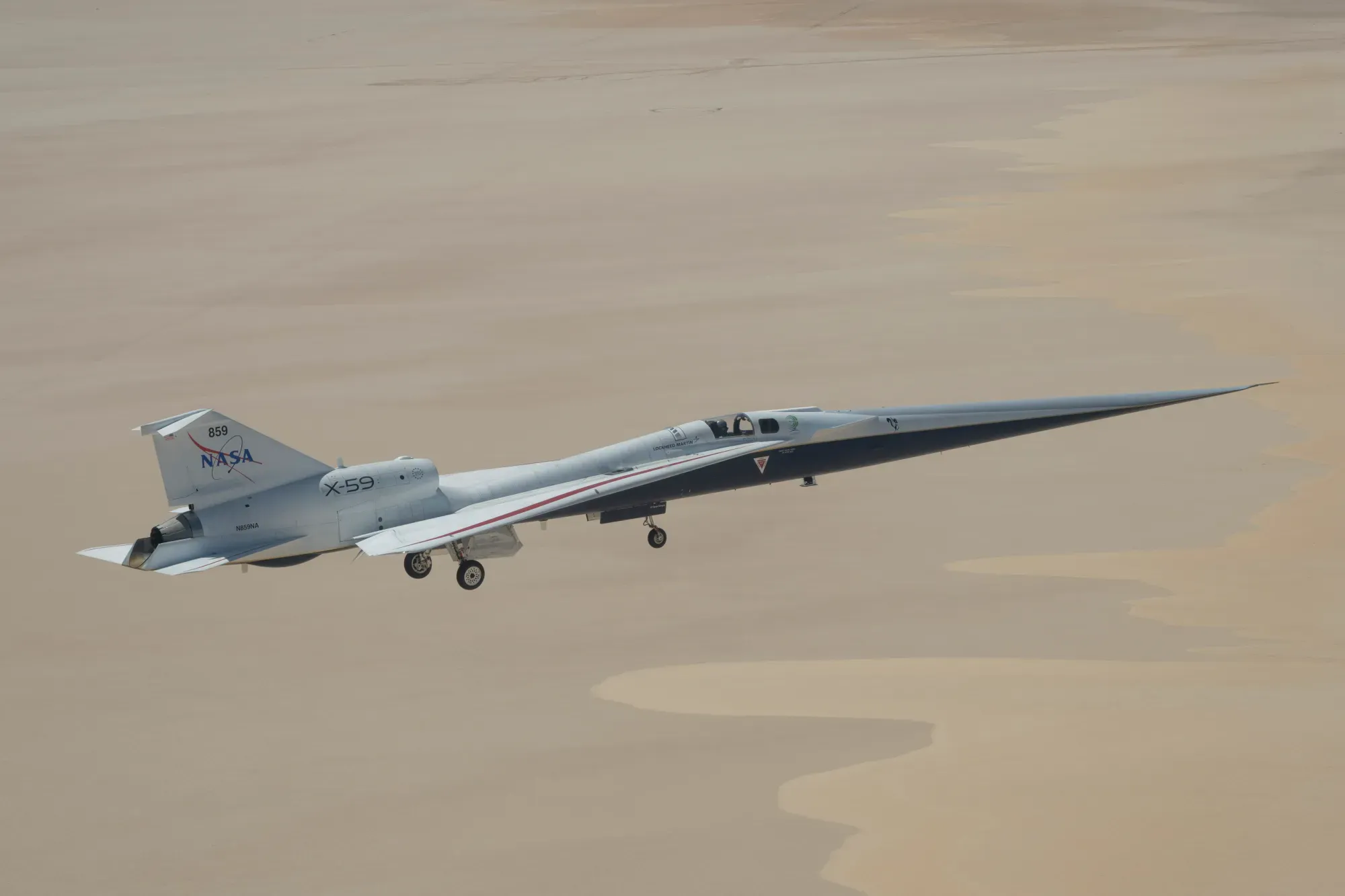 “เครื่องบิน X-59” ของ NASA บินใกล้ศูนย์วิจัยการบินอาร์มสตรองของ NASA ในเมืองเอ็ดเวิร์ดส์ รัฐแคลิฟอร์เนีย เมื่อวันอังคารที่ 12 พฤษภาคม 2026 ภาพจาก NASA/Jim Ross