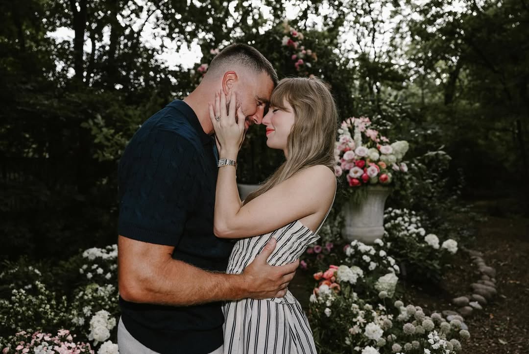 ภาพประกาศการหมั้นของสวิฟต์และเคลซี เมื่อวันที่ 26 ส.ค. 68 (ภาพจาก: Instagram @taylorswift และ @killatrav)