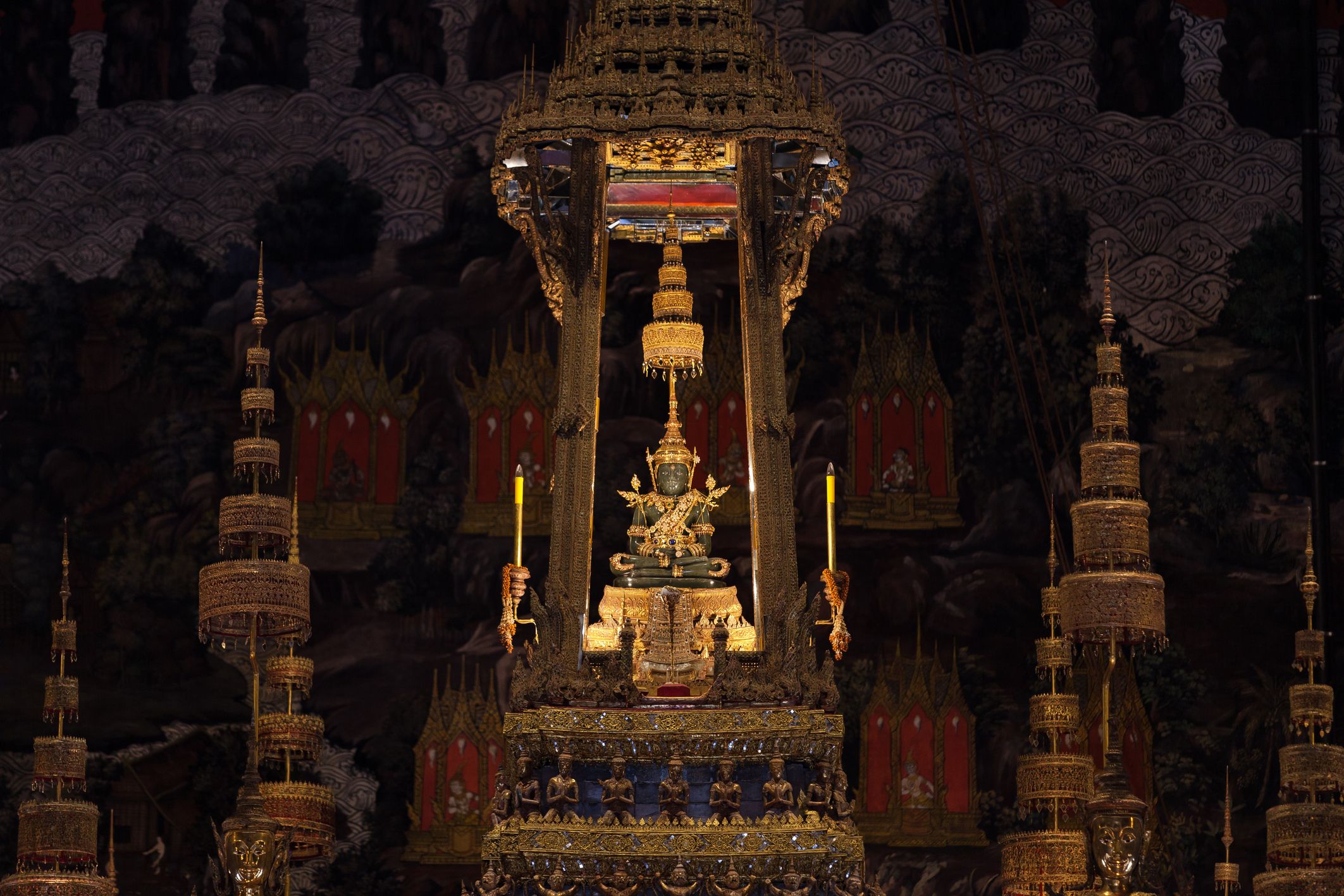 การเปลี่ยนเครื่องทรงพระแก้วมรกตคือหนึ่งในโบราณราชประเพณีในช่วงเข้าพรรษา