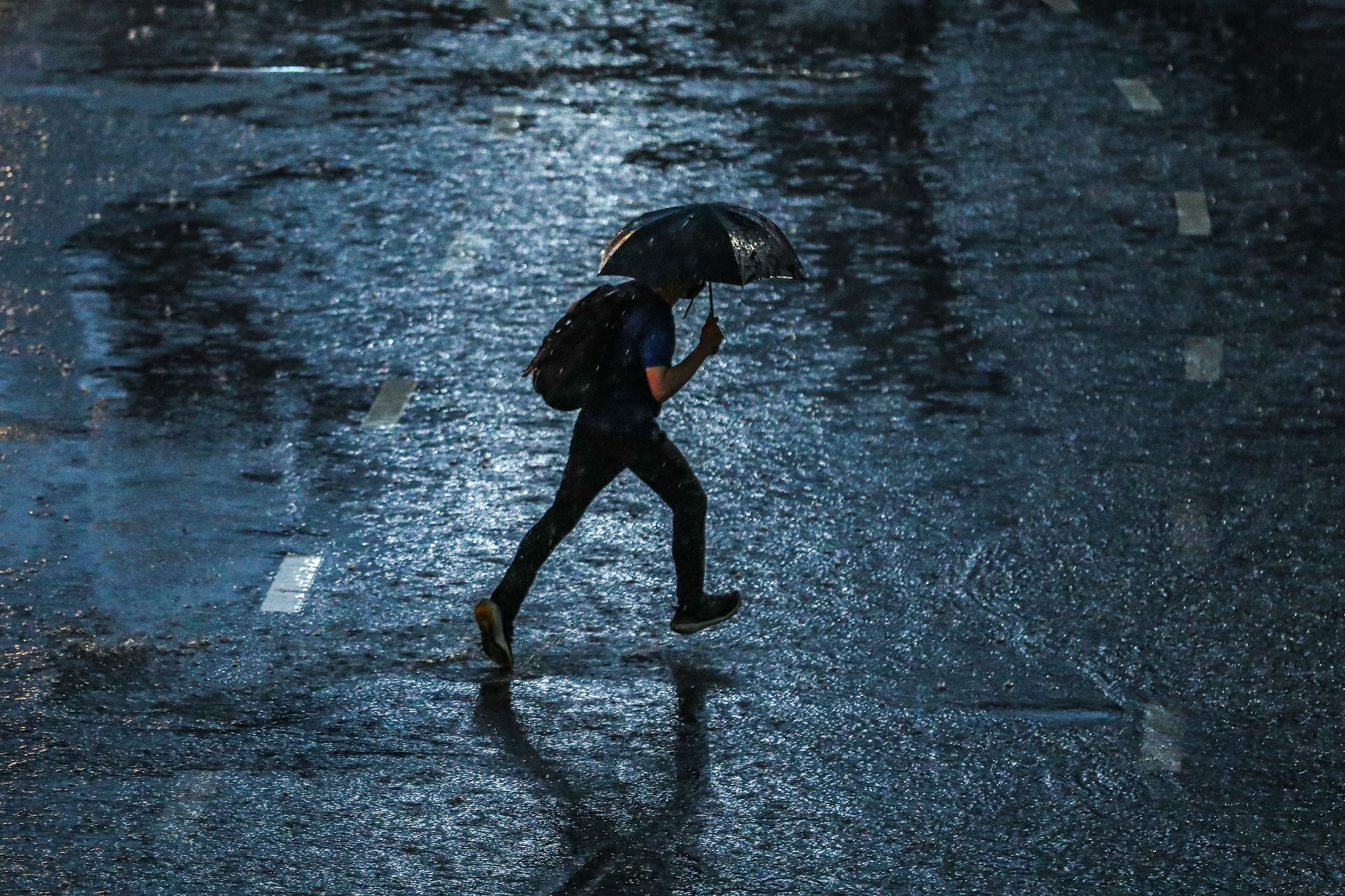 ร่องมรสุมถือเป็นสาเหตุสำคัญหนึ่งที่ทำให้ฝนตกหนักในประเทศไทย