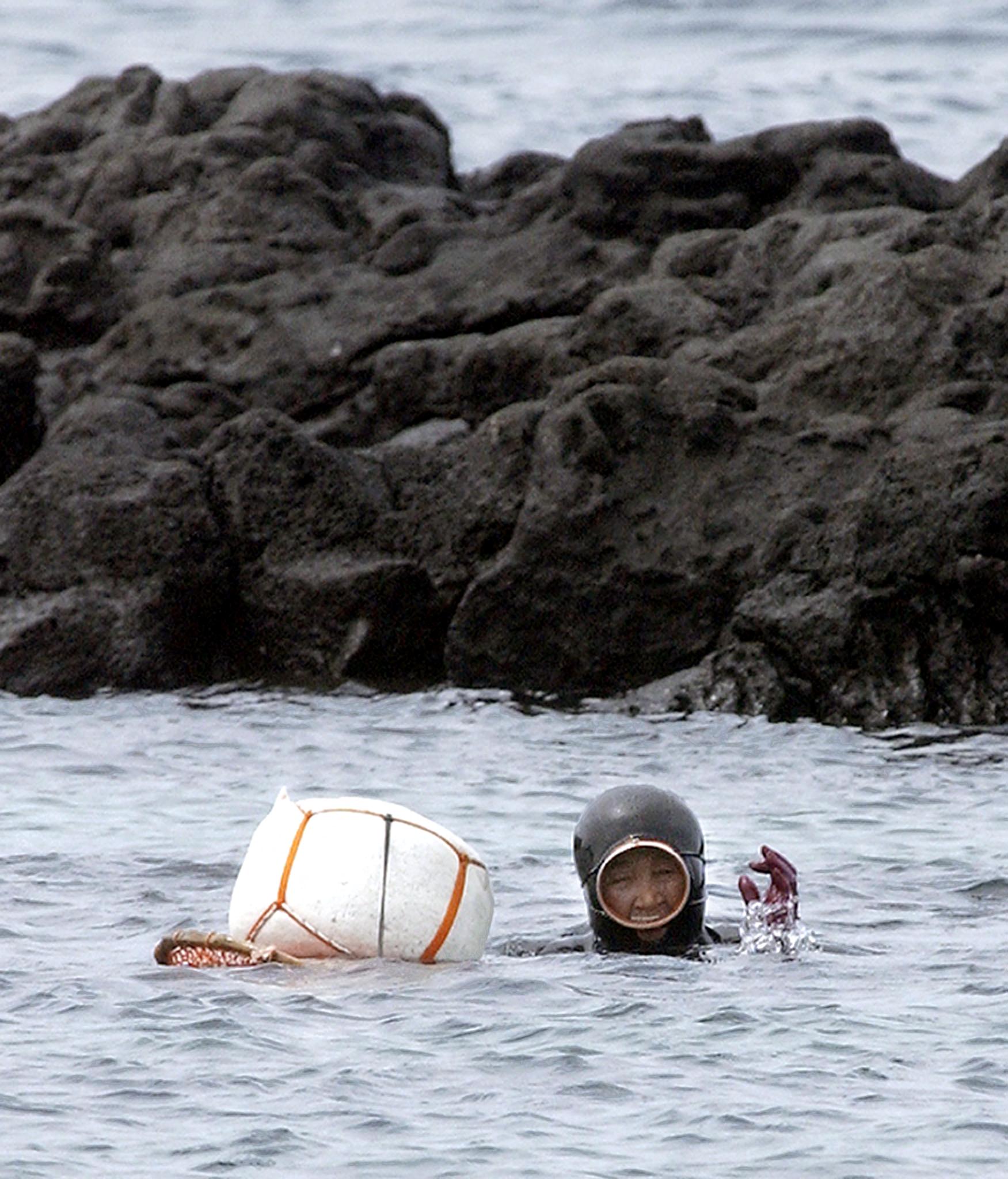 แฮนยอจับสัตว์ทะเลในท้องทะเลเชจู - ที่มา : APF