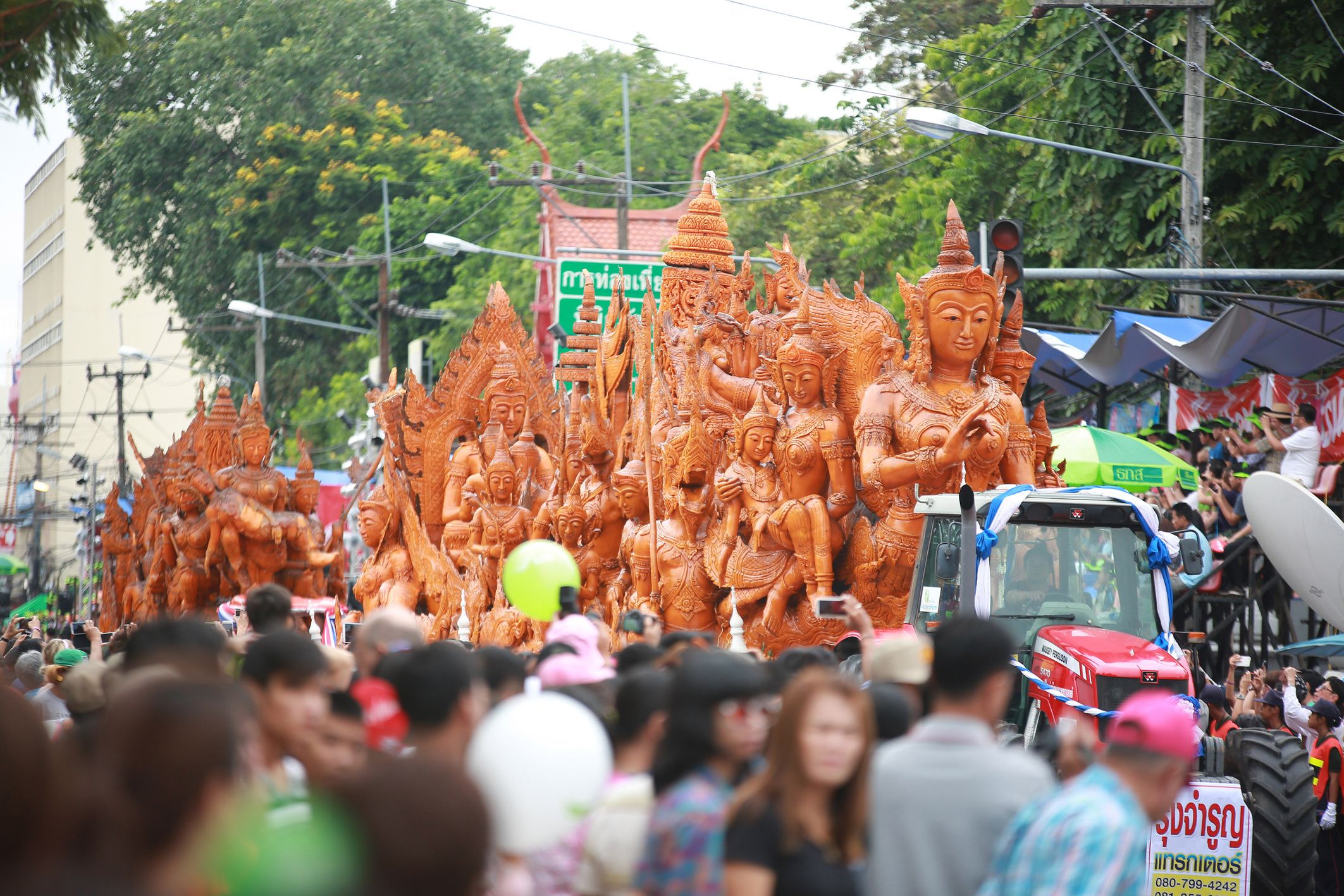 กิจกรรมแห่เทียนพรรษาสะท้อนภาพความผูกพันกับสถาบันศาสนาได้เป็นอย่างดี