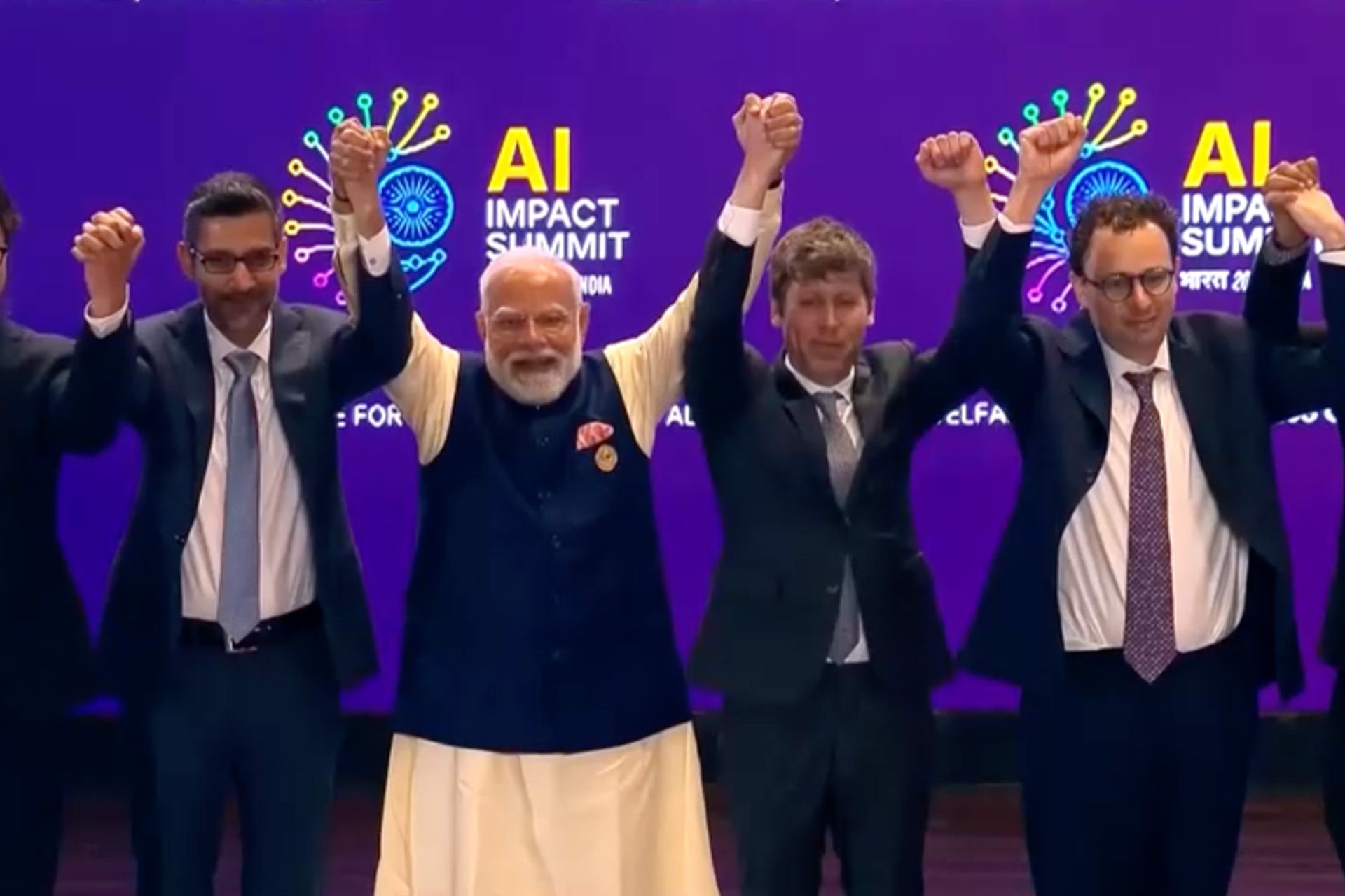 ภาพไวรัลสุดดรามาระหว่าง "แซม อัลท์แมน" ซีอีโอ OpenAI และ "ดาริโอ อโมเดอี" ซีอีโอ Anthropic ไม่ยอมจับมือกันในการถ่ายรูปหมู่