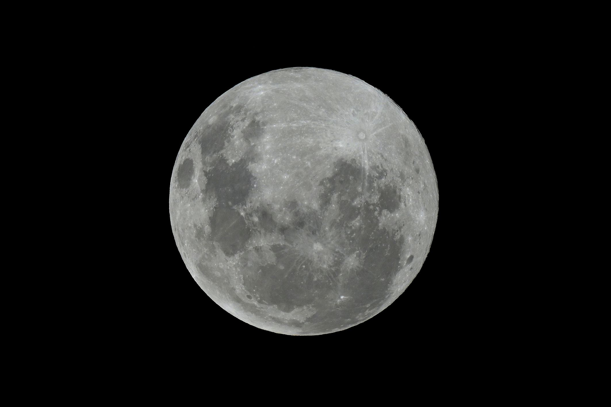 ดวงจันทร์เต็มดวง ภาพจาก JUAN MABROMATA / AFP