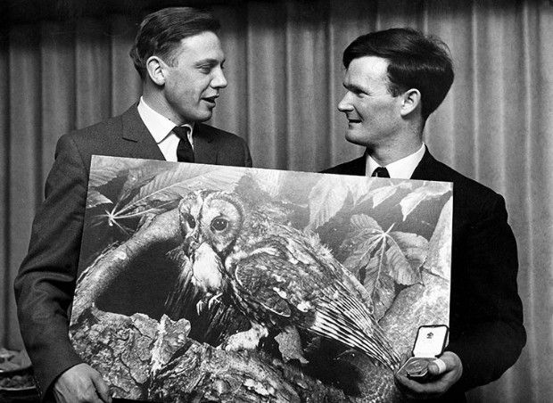 เซอร์ David Attenborough พิธีกรเนื้อหาประวัติศาสตร์ชื่อดัง ขณะมอบรางวัล Wildlife Photographer of the Year ประจำปี 1965 ให้แก่ช่างภาพผู้ชนะ C V R Dowdeswell (เครดิต: Wildlife Photographer of the Year)