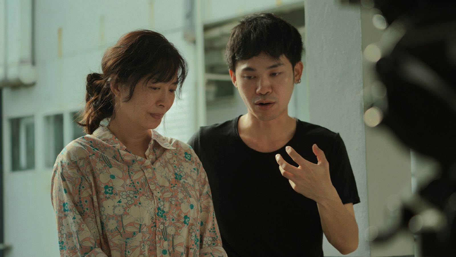 พัฒน์ บุญนิธิพัฒน์ (ขวา) ผู้กำกับ ‘หลานม่า’ (ภาพ: GDH 559)