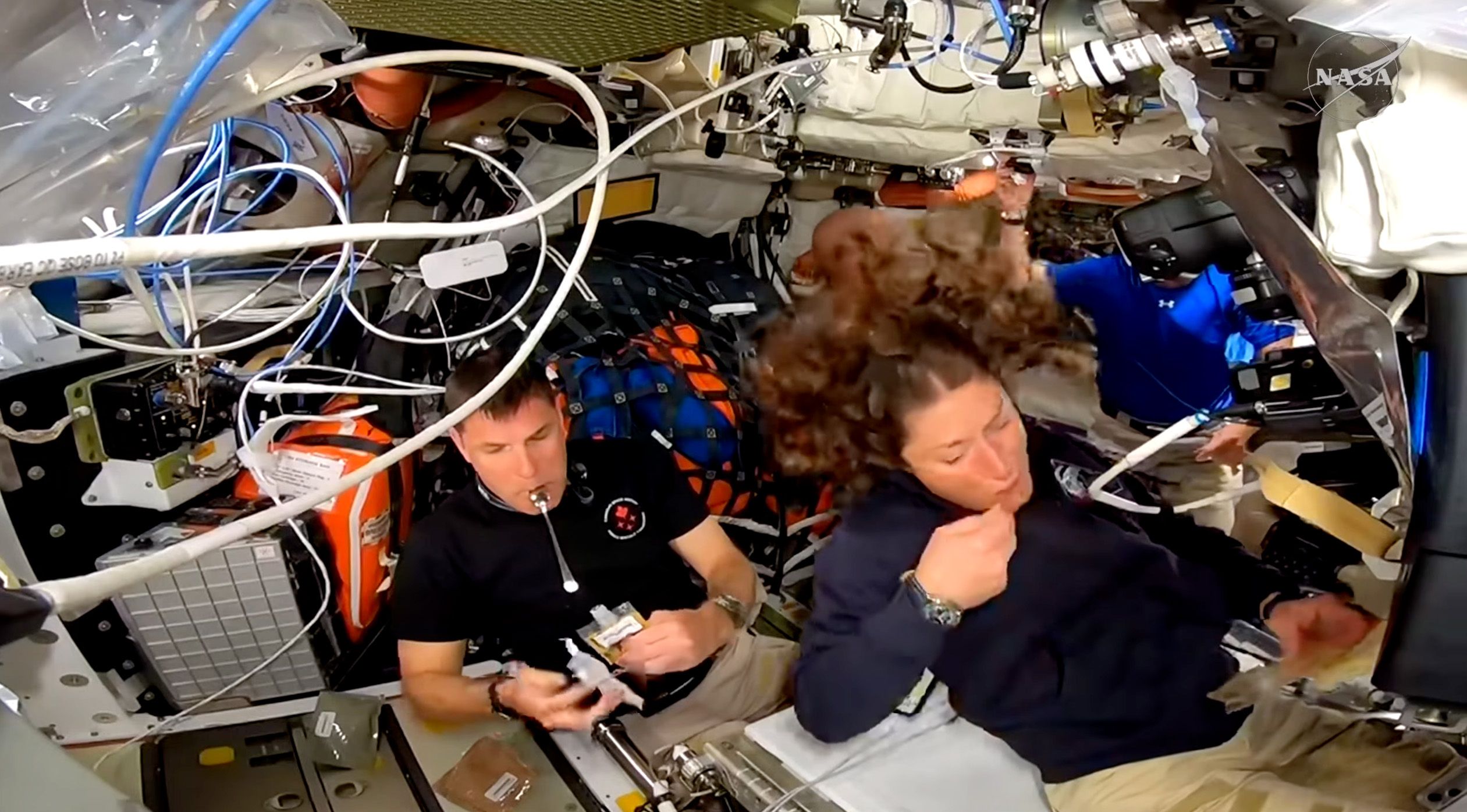 นักบินอวกาศของภารกิจ Artemis II กำลังกินอาหารบนยาน Orion