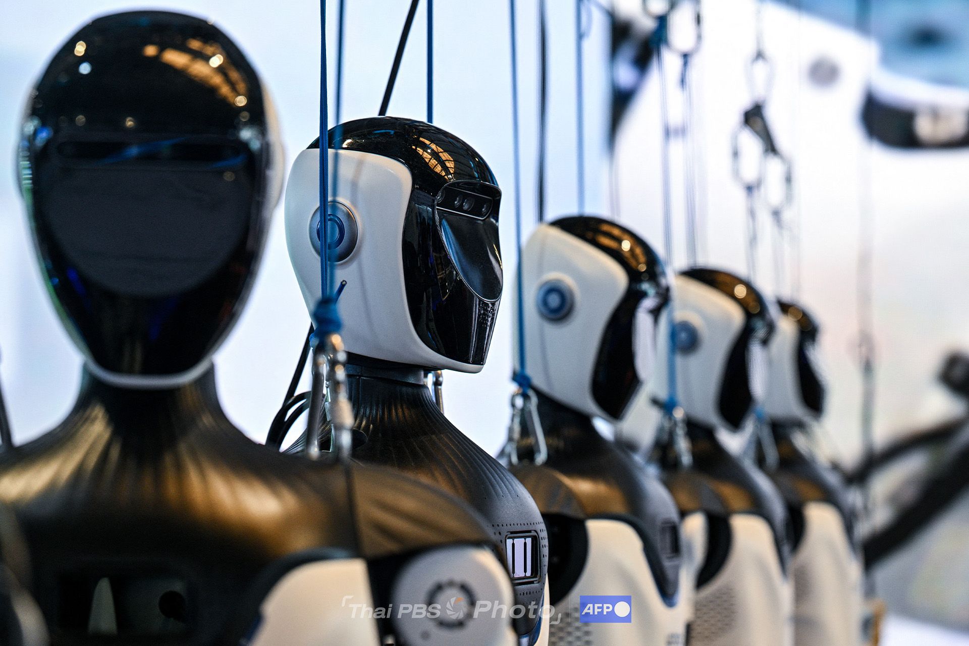 หุ่นยนต์ฮิวแมนนอยด์ของบริษัท OpenMind Robotics ในระหว่างงานประชุมปัญญาประดิษฐ์โลก (WAIC) ที่นครเซี่ยงไฮ้ เมื่อวันที่ 18 กรกฎาคม 2026 ภาพจาก Hector RETAMAL / AFP