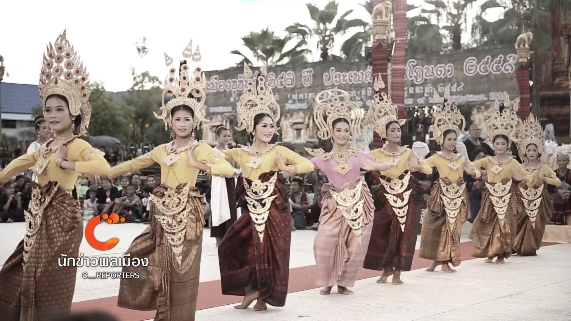 บรรยากาศเทศกาลแซนโฎนตาในอ.ขุขันธ์ จ.ศรีสะเกษ เมื่อปี 2559 (ภาพจาก: นักข่าวพลเมือง – ข่าวเที่ยง – 13 พ.ย. 59)