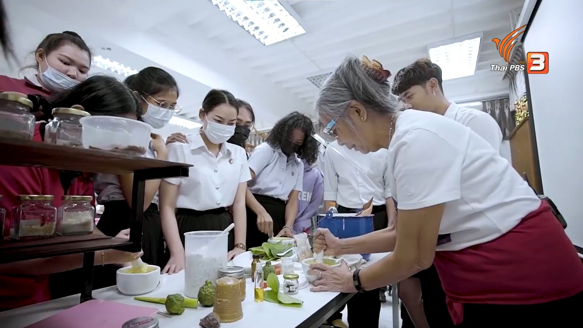 Araanong Chenbhanich and her students while preparing ‘nam oob’ (Photo: ‘ลุยไม่รู้โรย Super Active’ program – April 10, 2021)