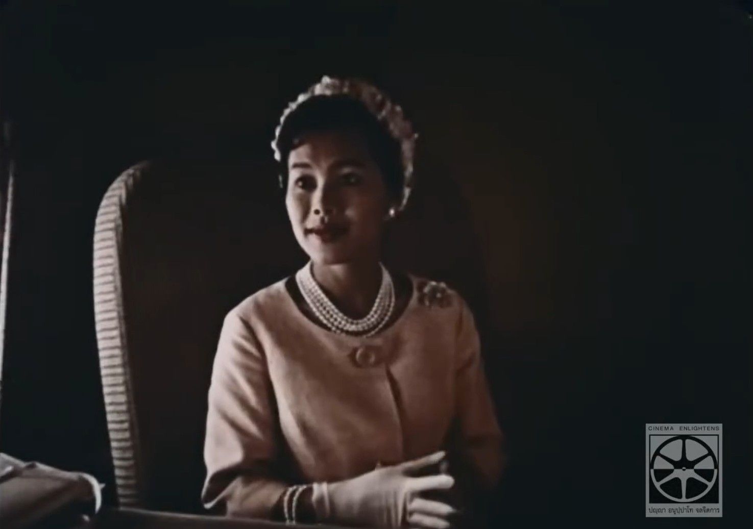 สมเด็จพระนางเจ้าสิริกิติ์ พระบรมราชินีนาถ พระบรมราชชนนีพันปีหลวง ก่อเสด็จถึงกรุงวอชิงตัน ดี.ซี. สหรัฐอเมริกา เมื่อวันที่ ๒๘ มิถุนายน พ.ศ. ๒๕๐๓ (เครดิต: หอภาพยนตร์แห่งชาติ (องค์การมหาชน) และ Facebook U.S. Embassy Bangkok)