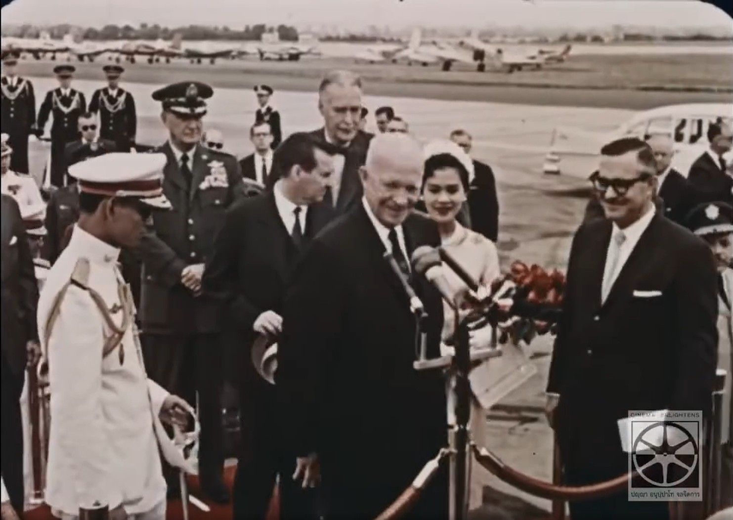 ดไวต์ ดี. ไอเซนฮาวร์ ถวายการต้อนรับ พระบาทสมเด็จพระบรมชนกาธิเบศร มหาภูมิพลอดุลยเดชมหาราช บรมนาถบพิตร และสมเด็จพระนางเจ้าสิริกิติ์ พระบรมราชินีนาถ พระบรมราชชนนีพันปีหลวง เมื่อวันที่ ๒๘ มิถุนายน พ.ศ. ๒๕๐๓  (เครดิต: หอภาพยนตร์แห่งชาติ (องค์การมหาชน) และ Facebook U.S. Embassy Bangkok)