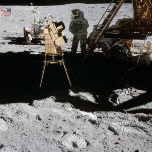 ภาพถ่ายกล้องถ่ายภาพรังสียูวีเพื่อทำการศึกษาฮาโลของโลกในภารกิจ Apollo 16 ซึ่งเป็นภาพถ่ายฮาโลของโลกภาพถ่ายแรกและภาพถ่ายเดียวที่ถูกใช้เพื่อการศึกษาฮาโลของโลก ภาพจาก NASA