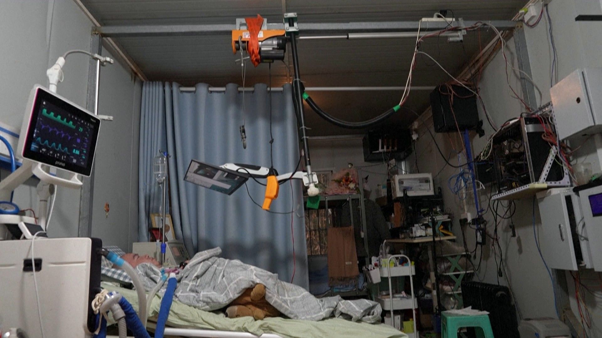 Li กับอุปกรณ์ควบคุมฟาร์มผักของเขา (ภาพ: AFP)