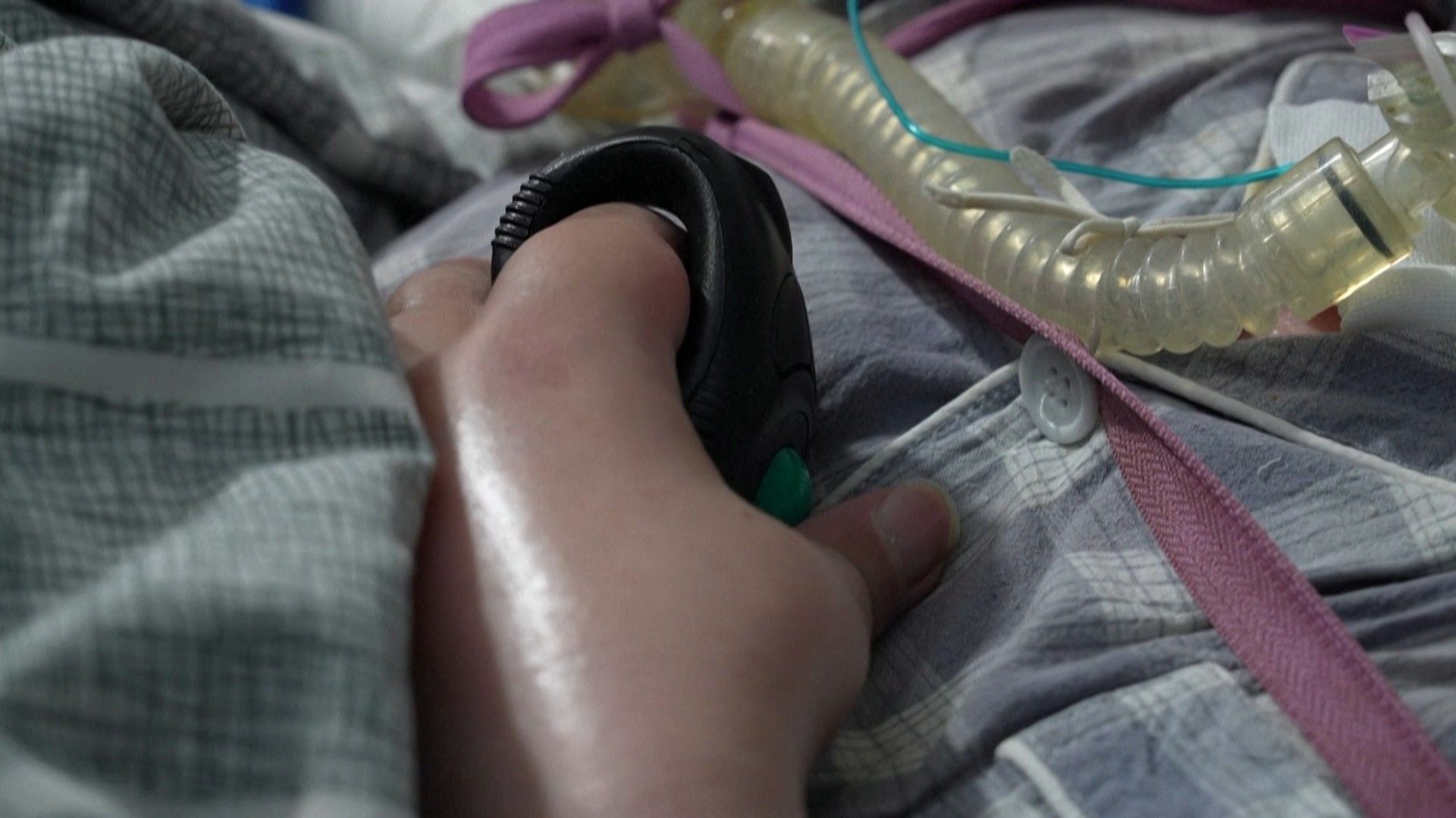 Li สามารถใช้เพียงนิ้วชี้เพื่อเลื่อนหน้าจอ และนิ้วเท้าเพื่อคลิก (ภาพ: AFP)