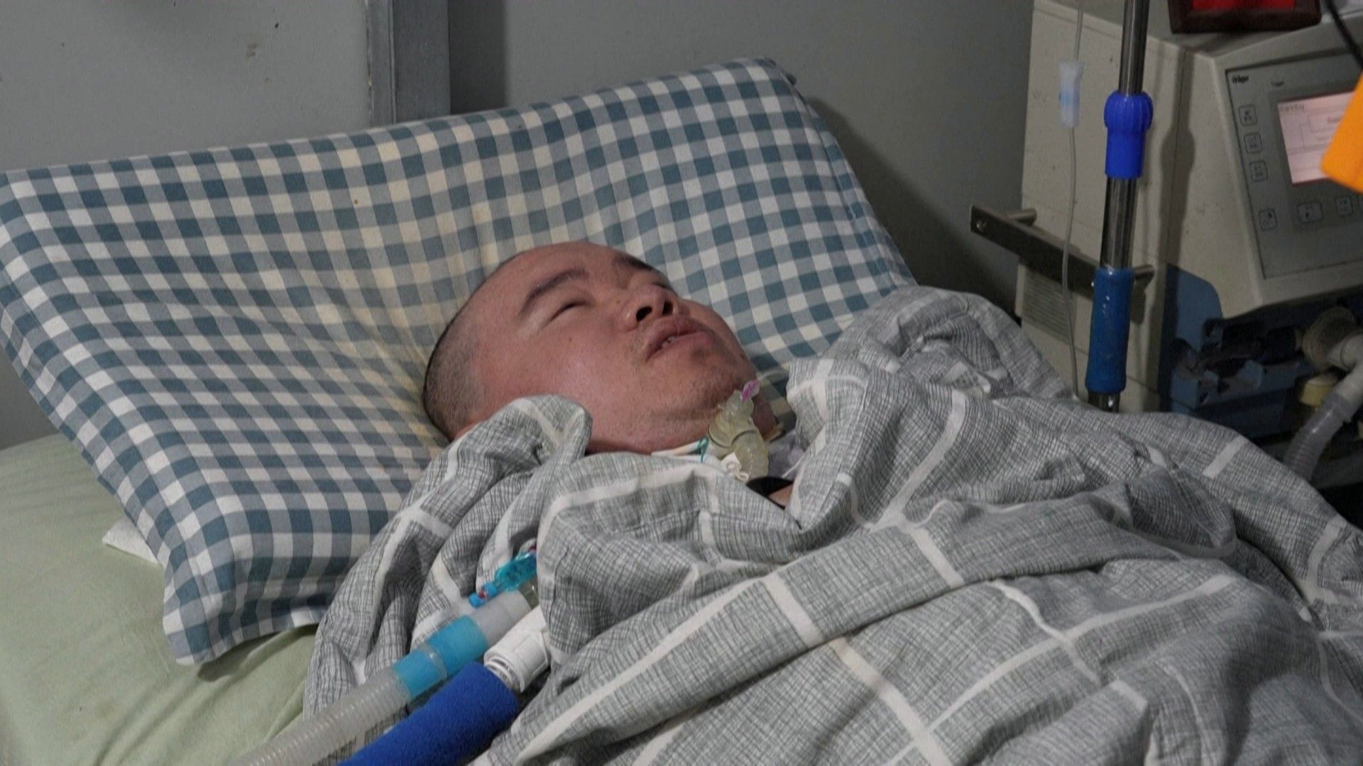 Li Xia ชายชาวจีนผู้ป่วยติดเตียงจากอัมพาต (ภาพ: AFP)