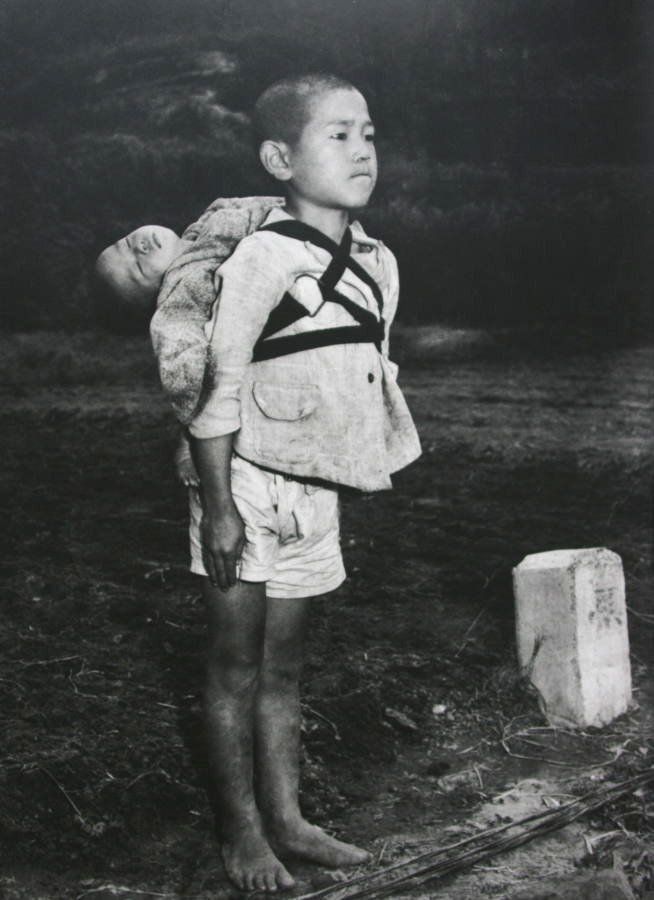ภาพถ่ายที่ชื่อ "The Standing Boy of Nagasaki" ถ่ายไว้โดย  Joe O' Donnell ช่างภาพสงครามชาวอเมริกัน