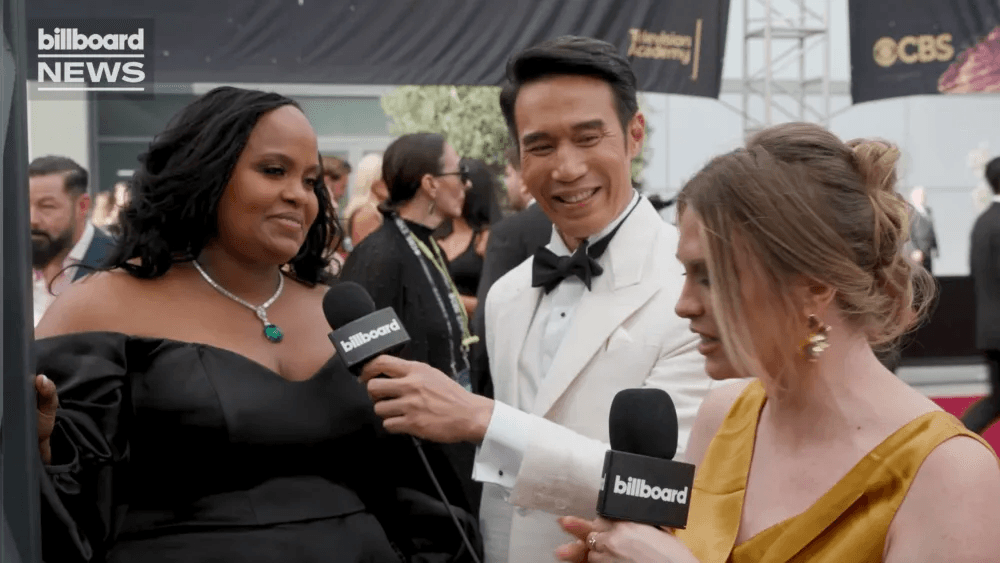 ดอม และรอธเวลล์ บนพรมแดง Emmys 2025 (ภาพจาก: Billboard)