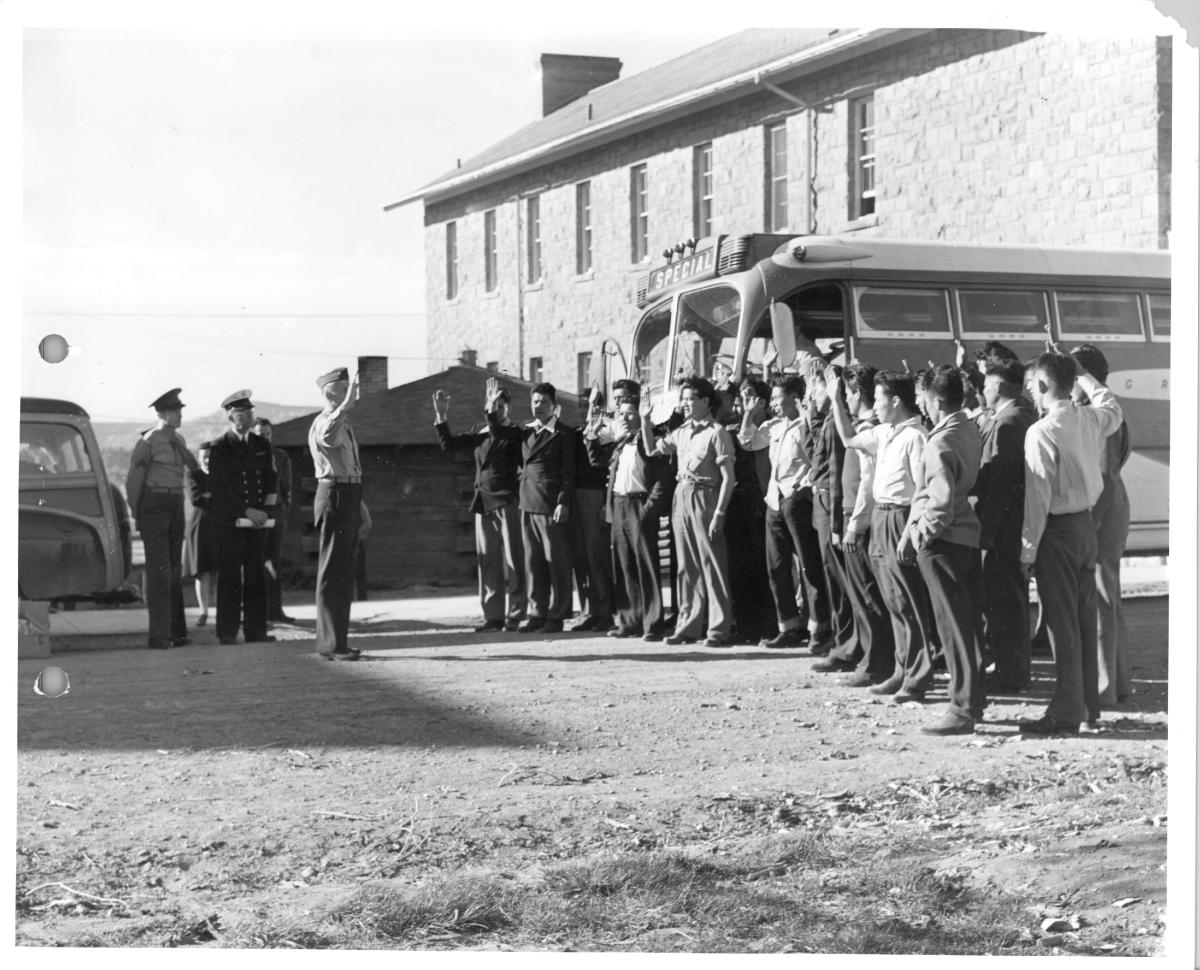 ภาพสมาชิกดั้งเดิมของกลุ่มรหัสนาวาโฮทั้ง 29 คน (ภาพจาก: National Archives at Riverside)